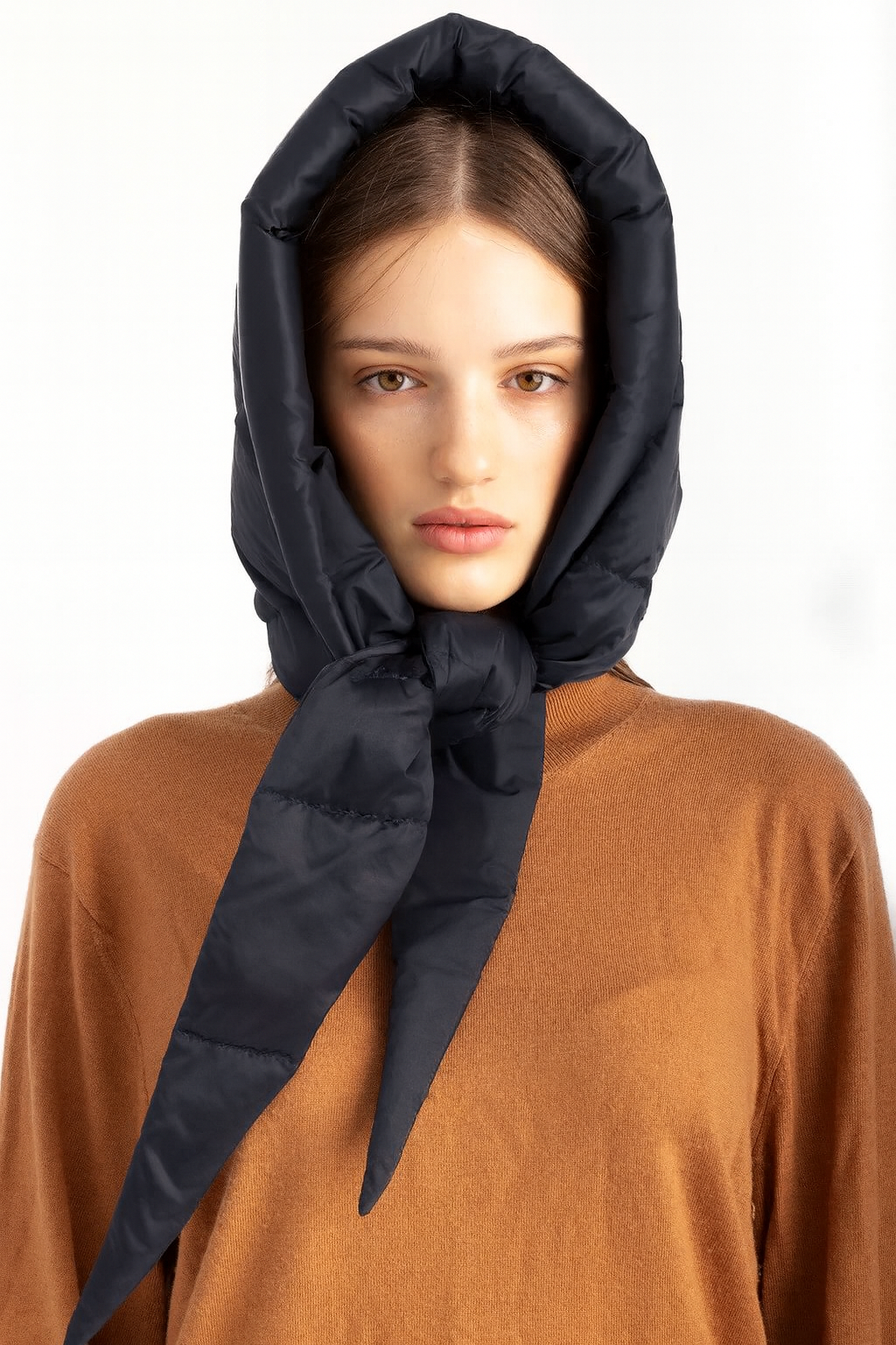 Căciulă Madzerini MANTUA dark navy, puf natural, elegantă.