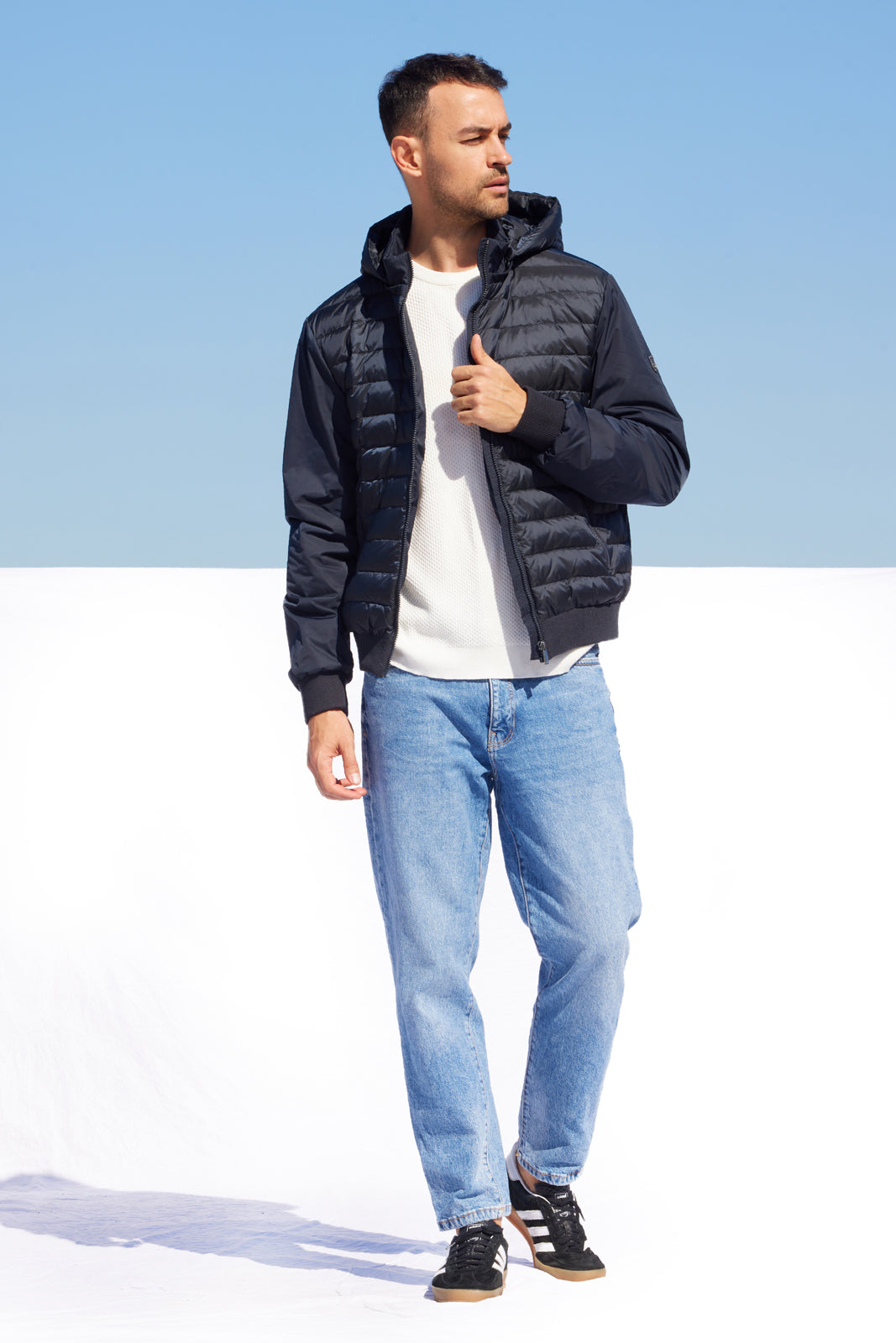Geacă bărbați Madzerini CRO dark navy, model pufos, culoare bleumarin, cu glugă și mâneci lungi.