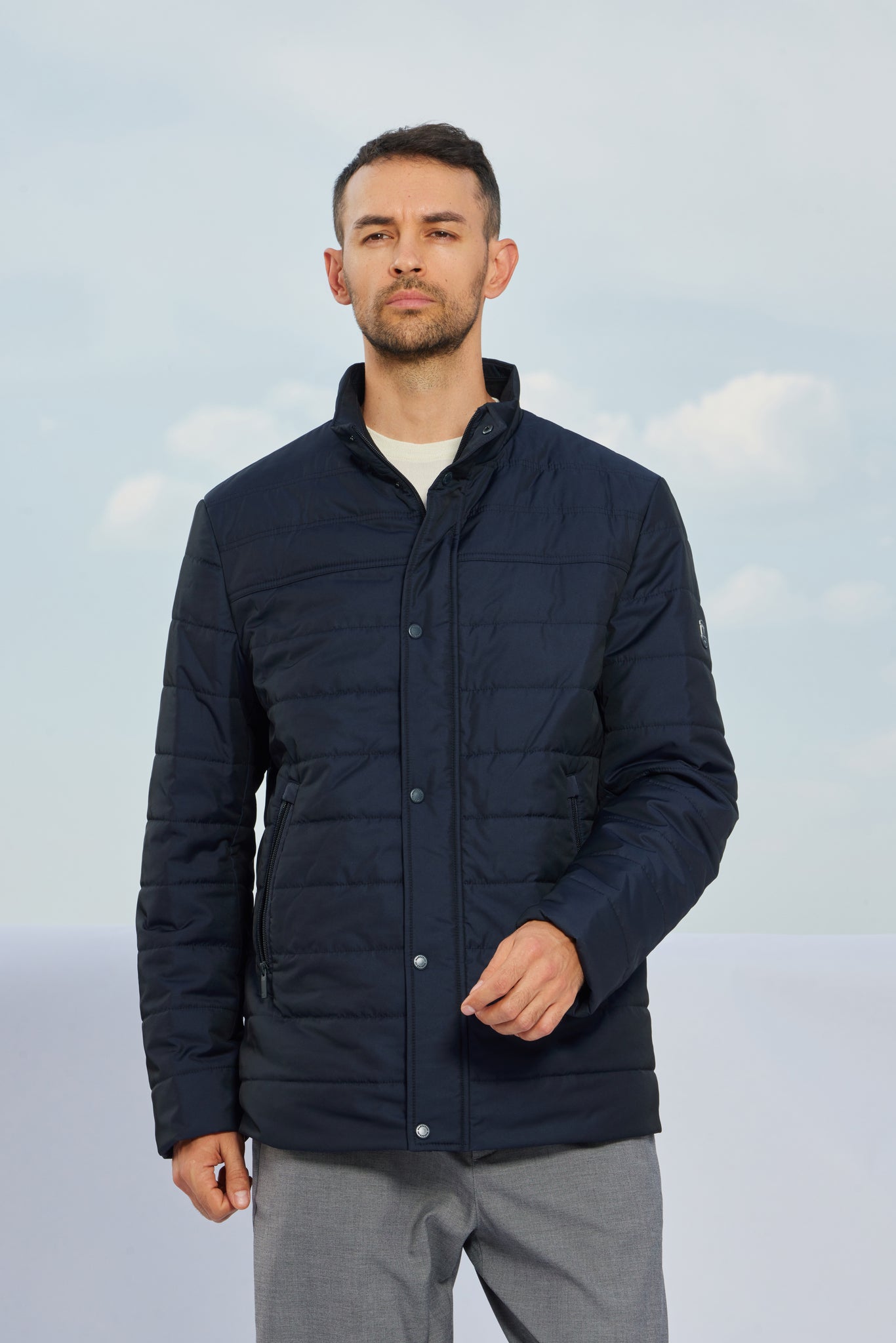 Geacă bărbați Madzerini KLAUS dark navy, material matlasat, cu guler înalt.