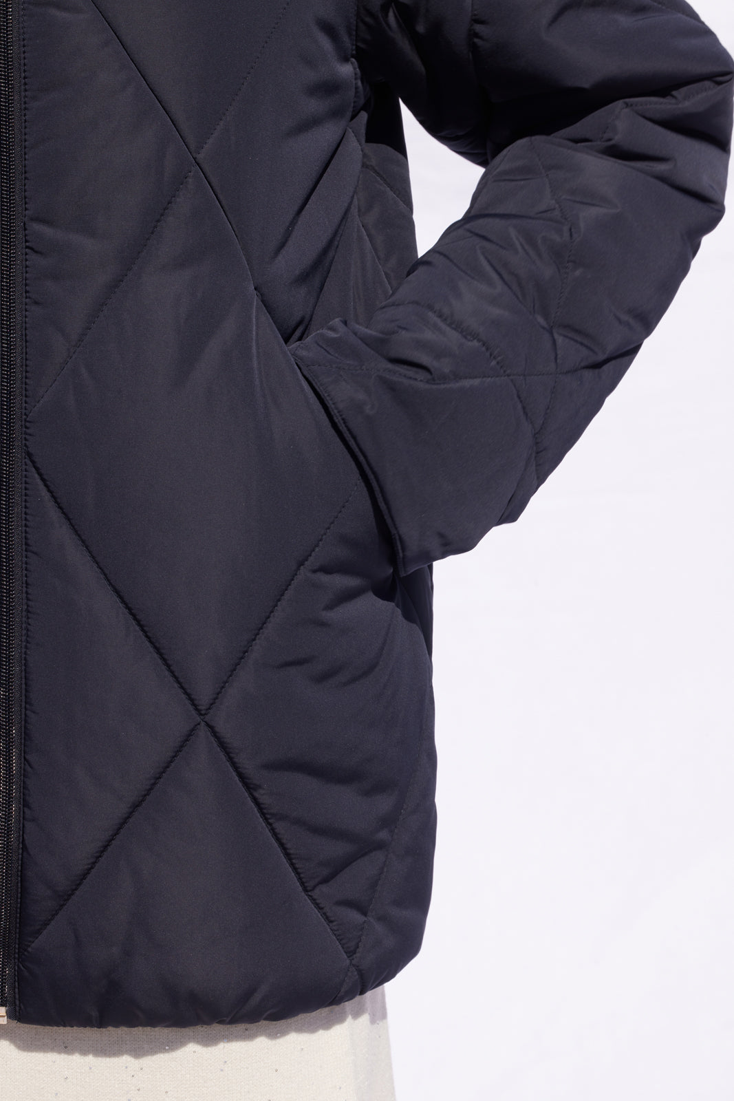 Geacă de damă Madzerini dark navy, textură matlasată, detaliu buzunar și fermoar.