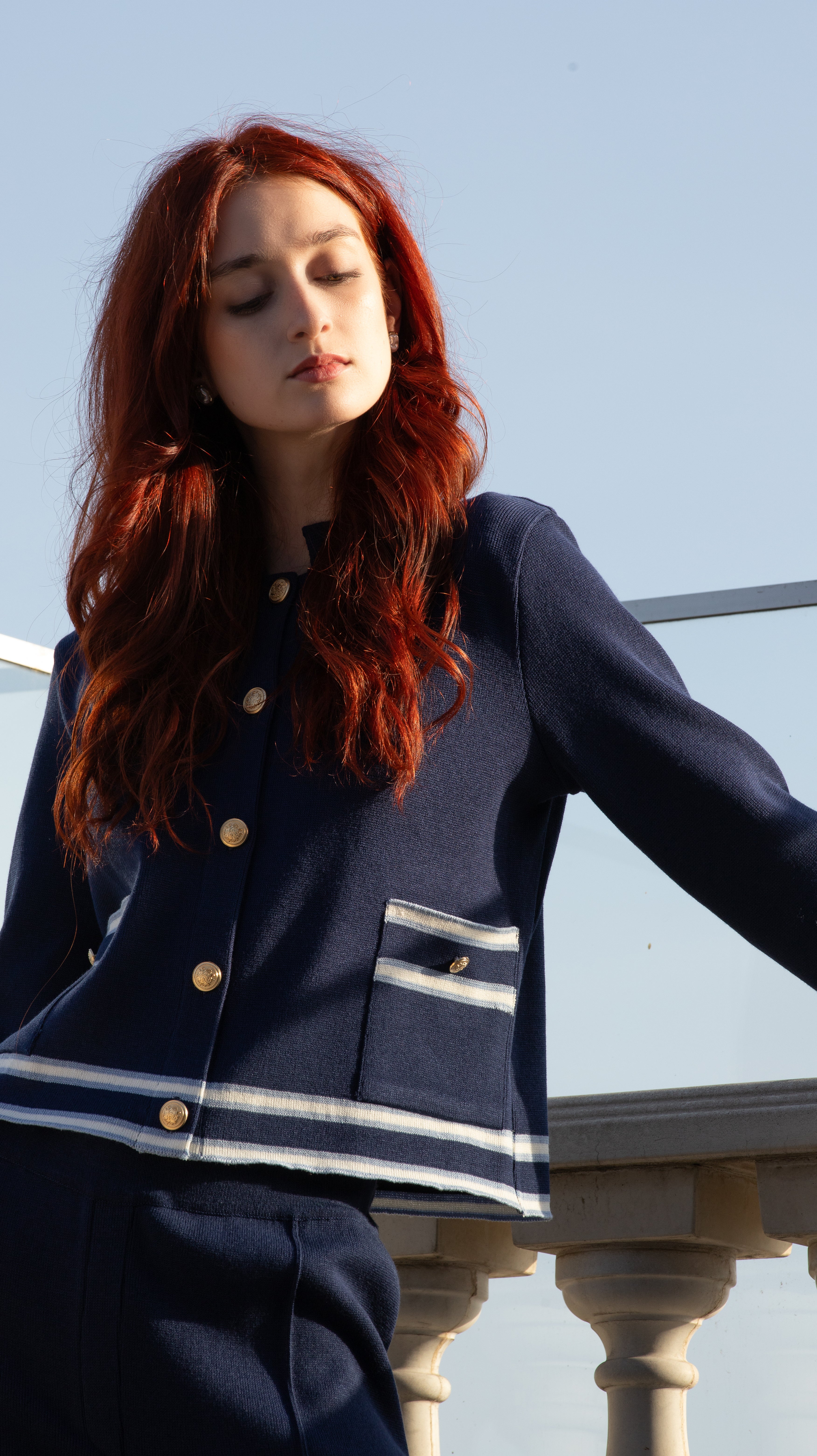 Set damă bleumarin din tricot – cardigan cu detalii albe & pantaloni lejeri – MARRONE