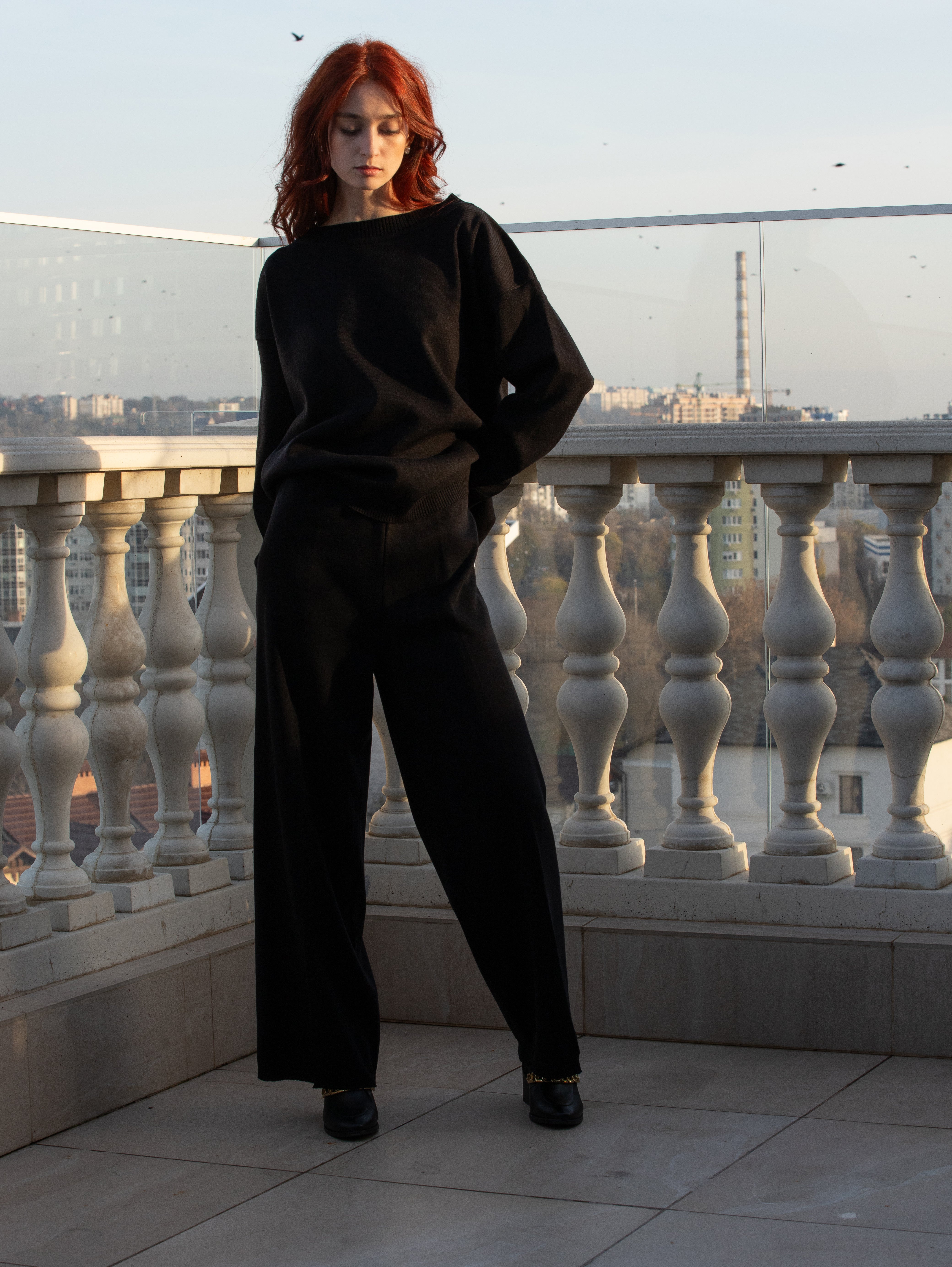 Set tricot damă NEGRU din lână merinos – pulover oversize + pantaloni largi MARRONE