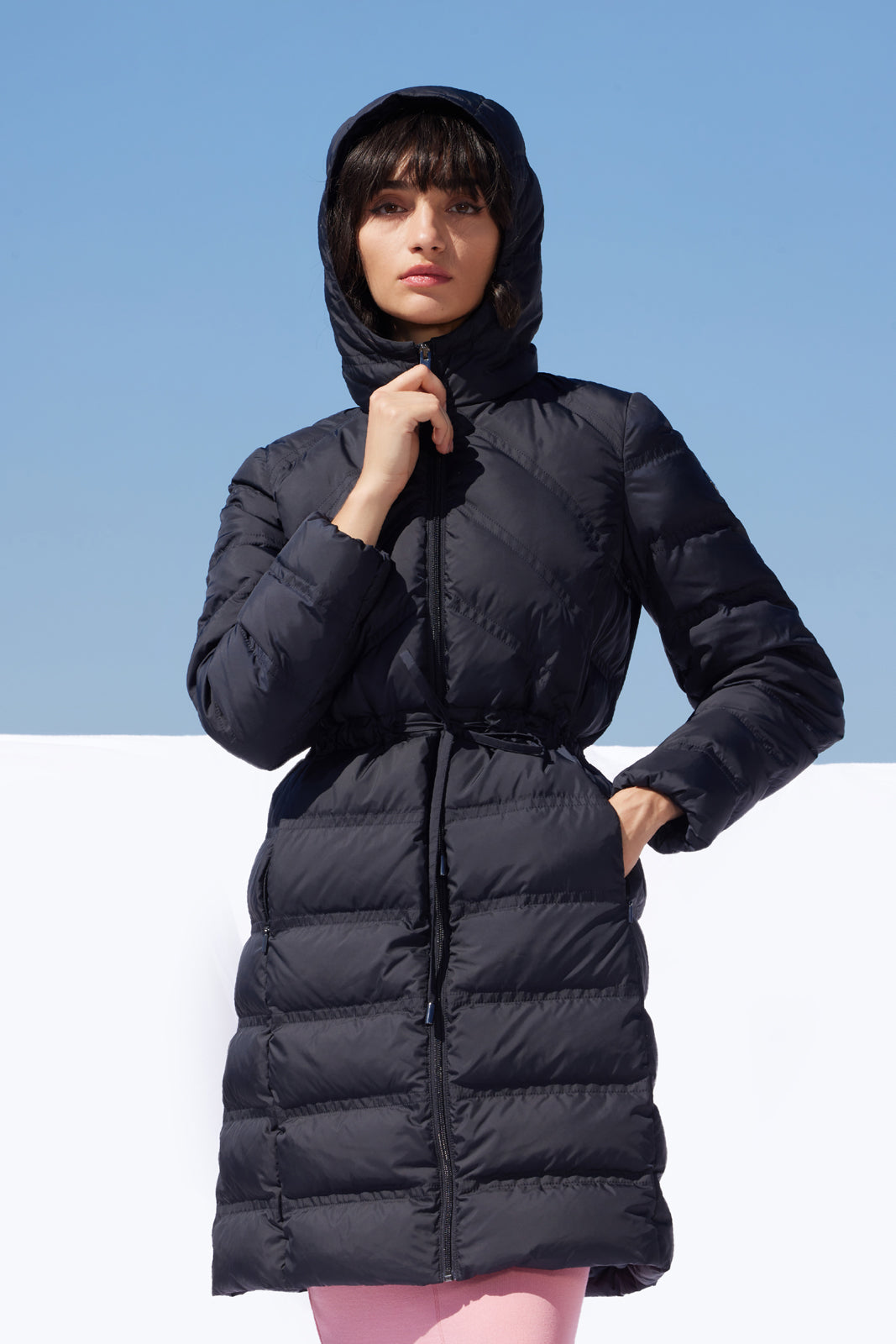 Palton matlasat Madzerini dark navy cu glugă și fermoar.