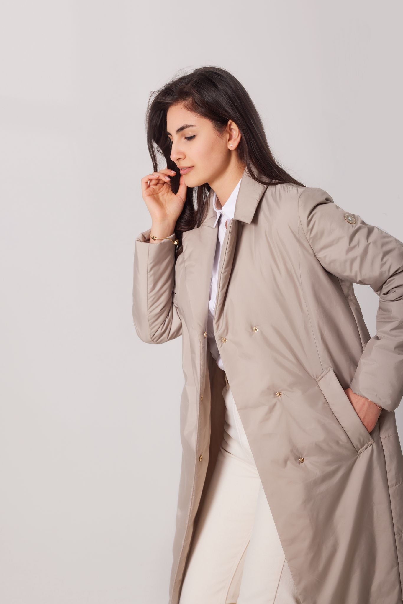 Palton matlasat Madzerini VIKI damă, bej elegant, detaliu nasturi auriu