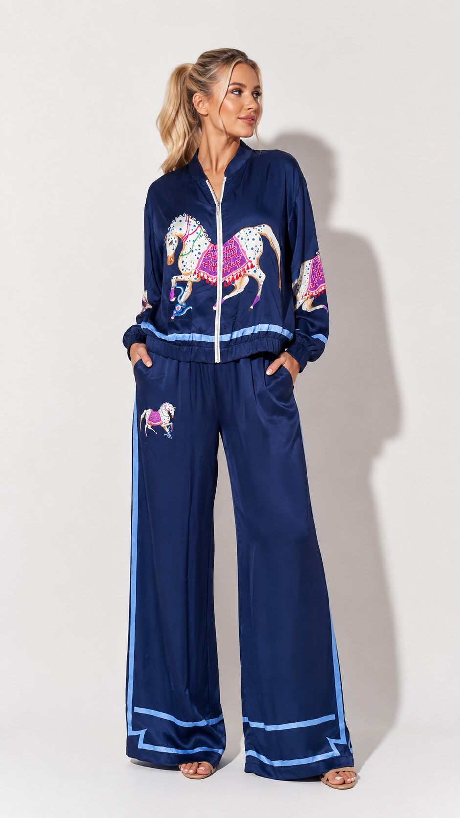 Set damă Madzerini Horse Polo navy, mătase, imprimeu ecvestru vibrant, pantaloni palazzo.