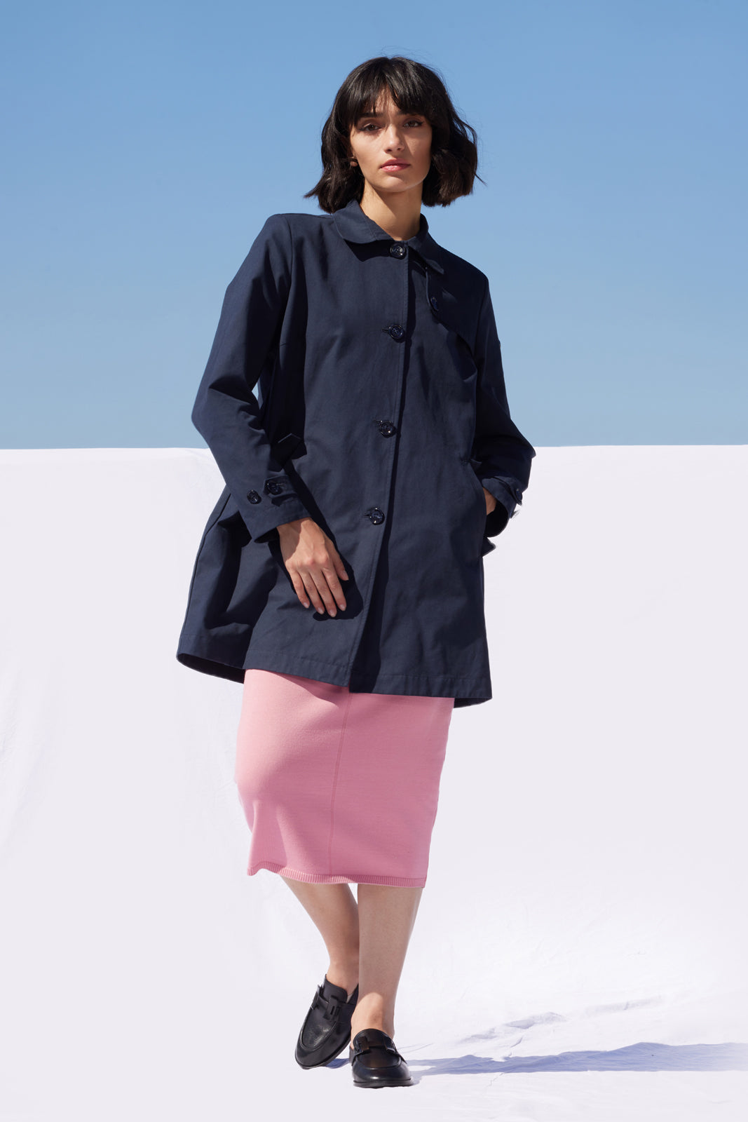 Trenci damă Madzerini dark navy, croială simplă, nasturi negri.