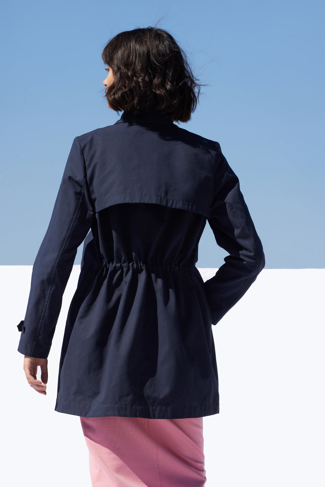Trenci damă Madzerini dark navy, detaliu spate cu elastic în talie și manșete reglabile.