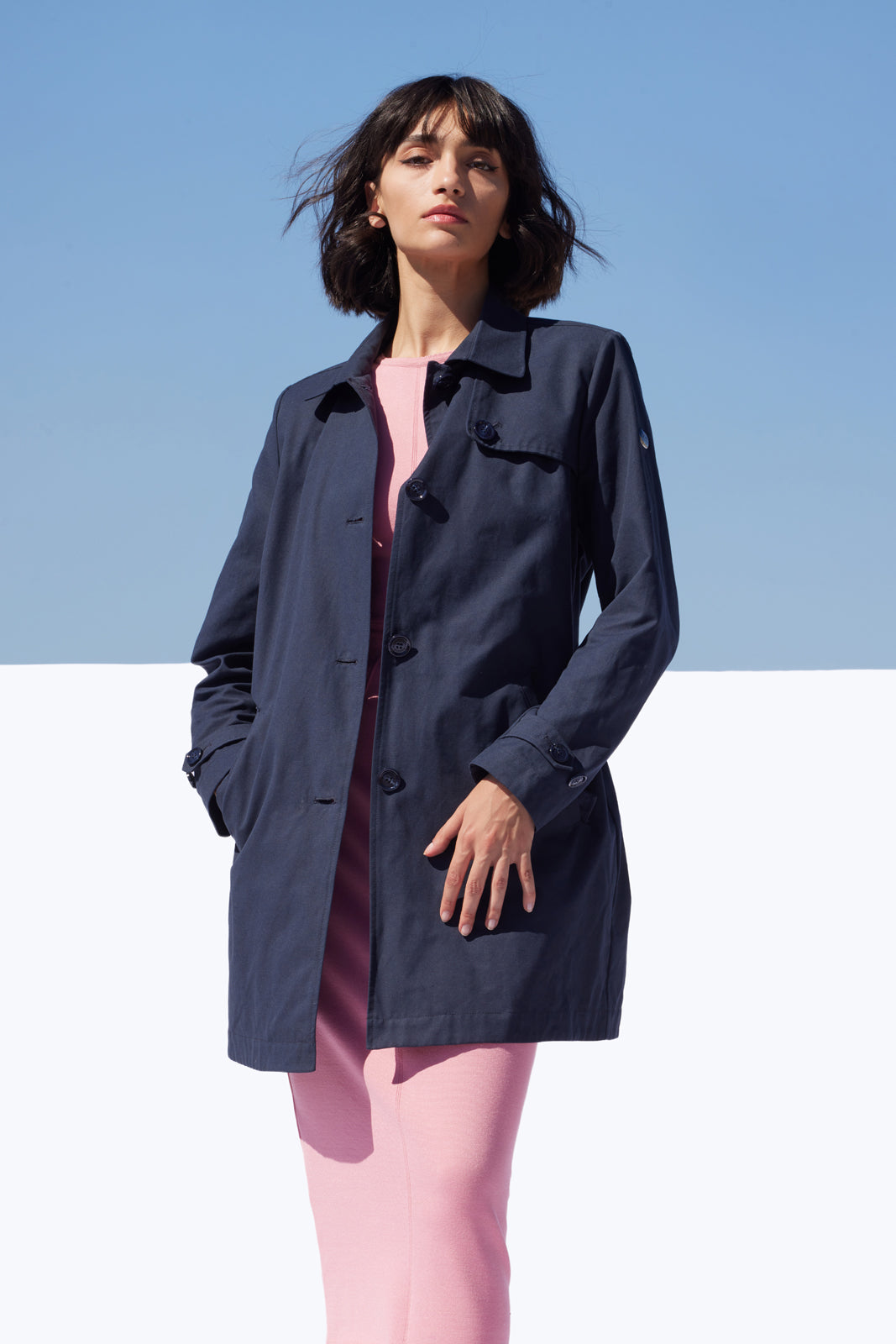 Trenci damă dark navy Madzerini, detaliu design matlasat.