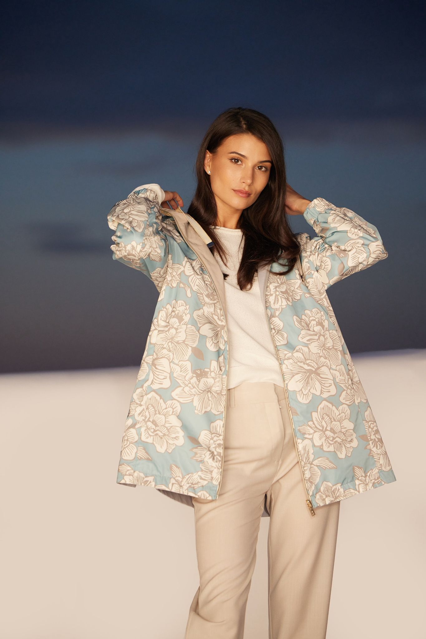 Trenci reversibil Madzerini pentru damă, floral alb pe fond albastru.