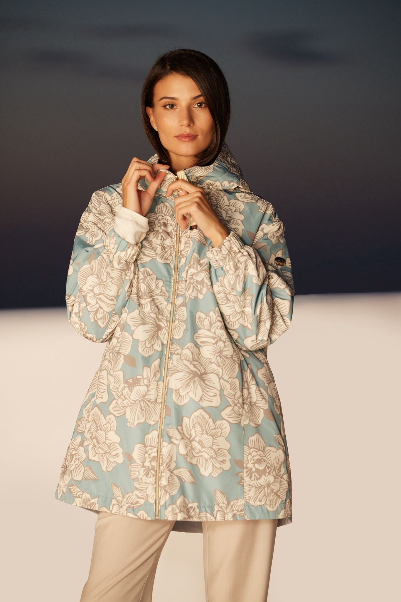 Trenci floral reversibil Madzerini, albastru și crem, cu fermoar frontal și glugă.