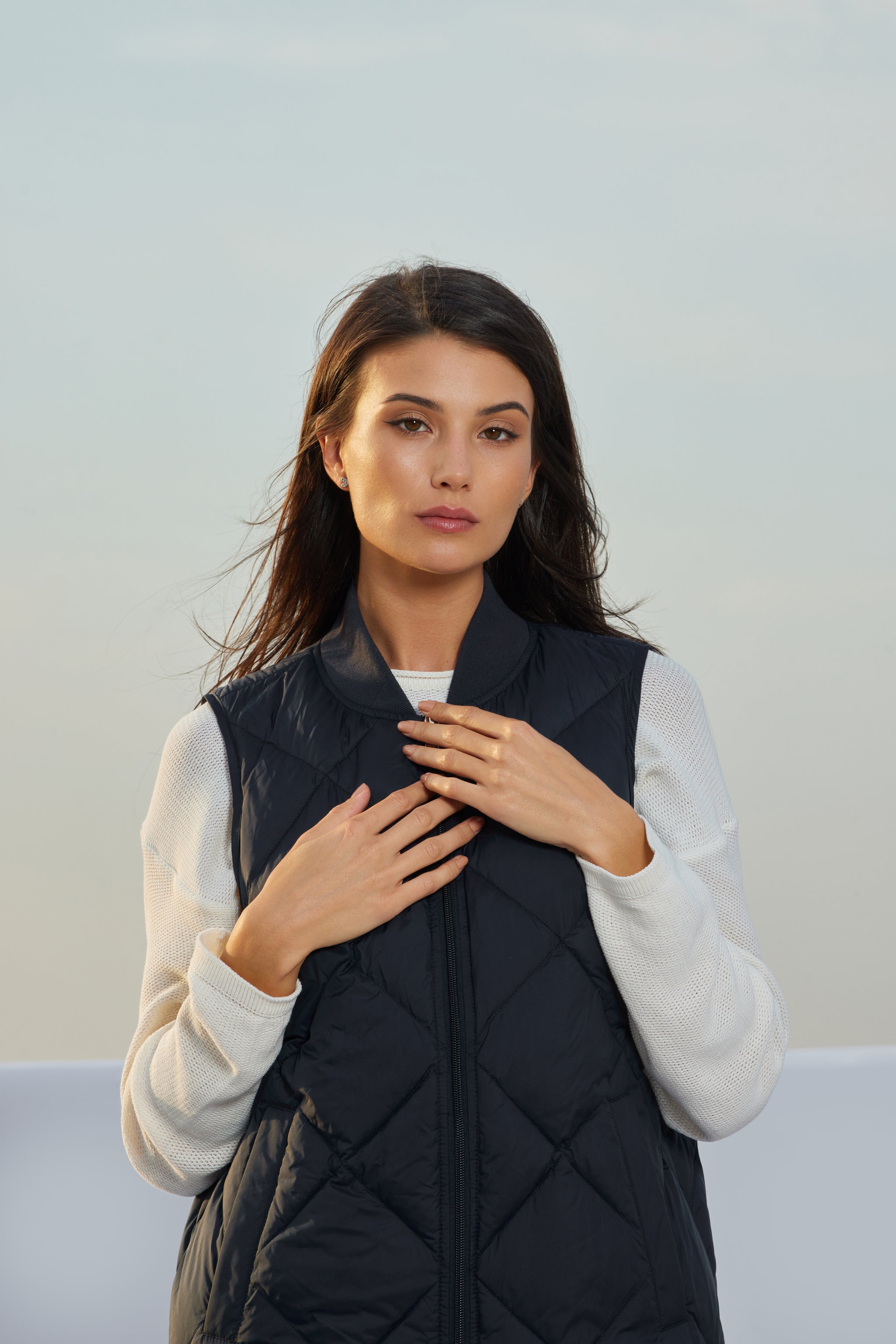 Vestă damă Madzerini dark navy, textură matlasată, detaliu, mărimi 36-40.