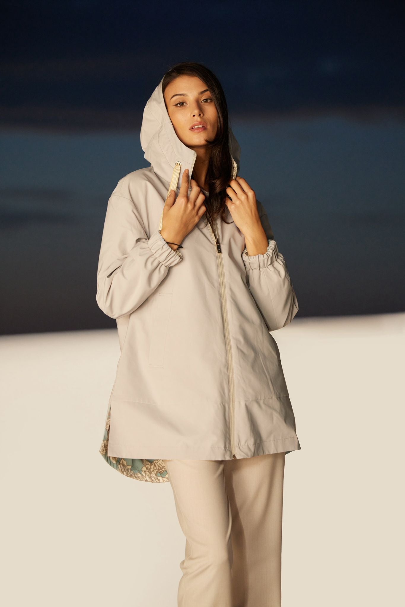 Trenci reversibil de damă model LOLA – stucco / floral reverse