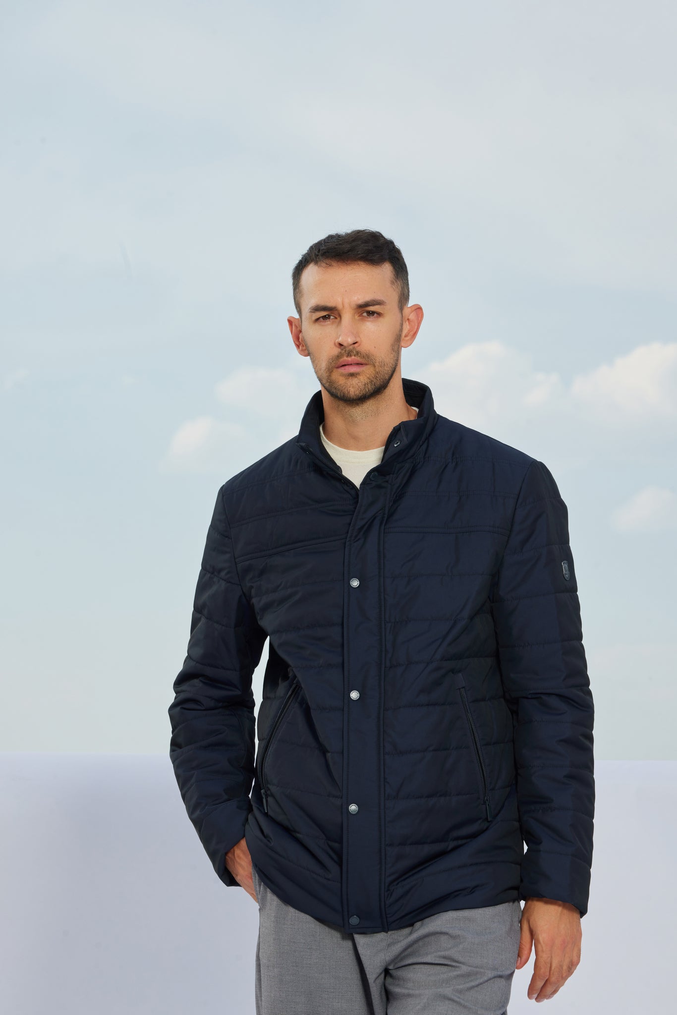 Geacă pentru bărbați Madzerini KLAUS dark navy, izolație lână, sofisticată și călduroasă.