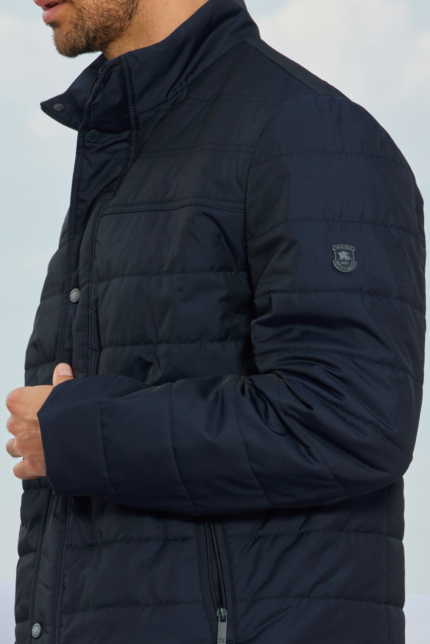 Geacă Madzerini pentru bărbați dark navy, detaliu material lână, textură matlasată.