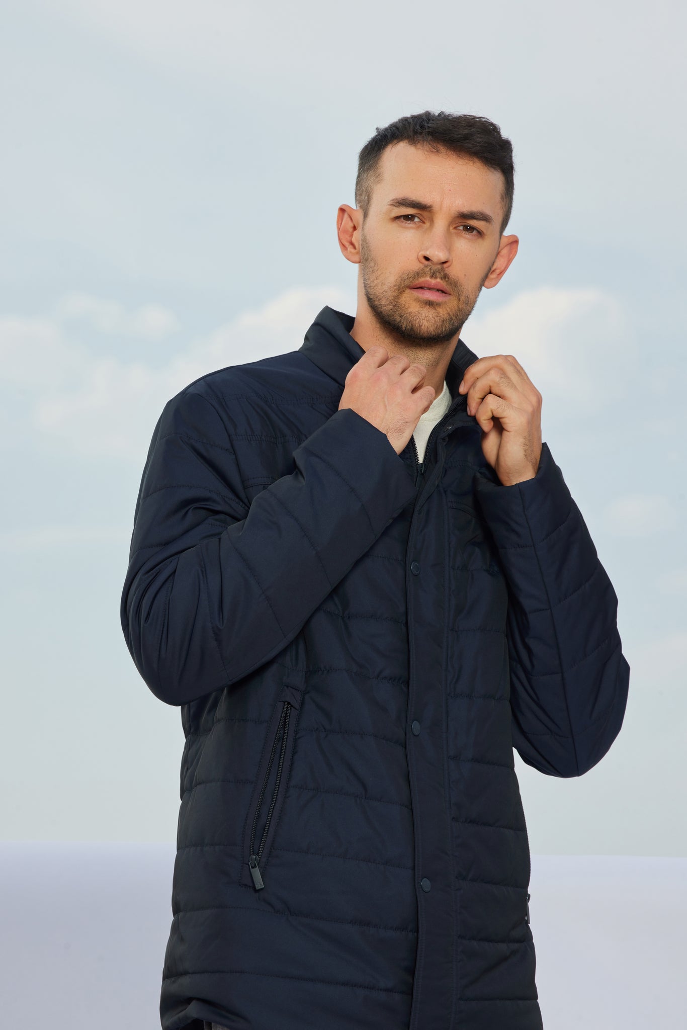 Geacă bărbați Madzerini dark navy, material lână, detalii cusături și fermoar.