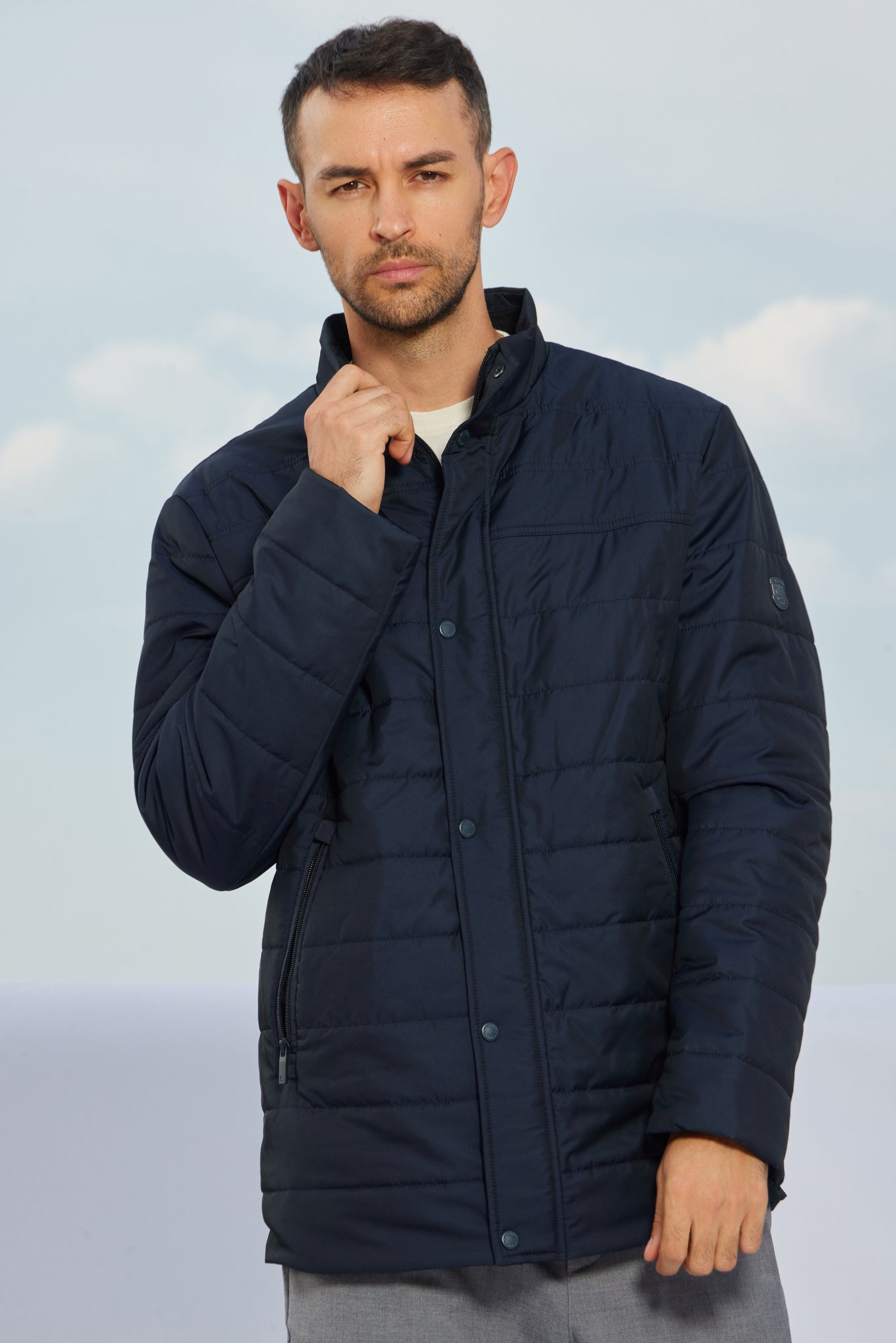 Geacă bărbați navy Madzerini, lână, detaliu textură quilted.