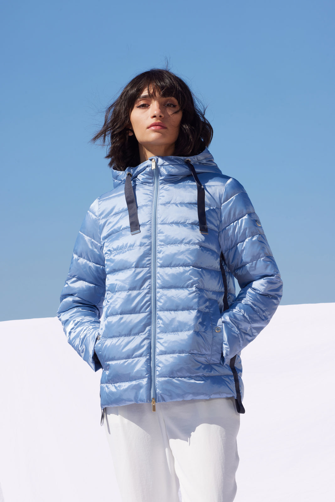 Geacă damă matlasată dusty blue Madzerini cu glugă și fermoar frontal.