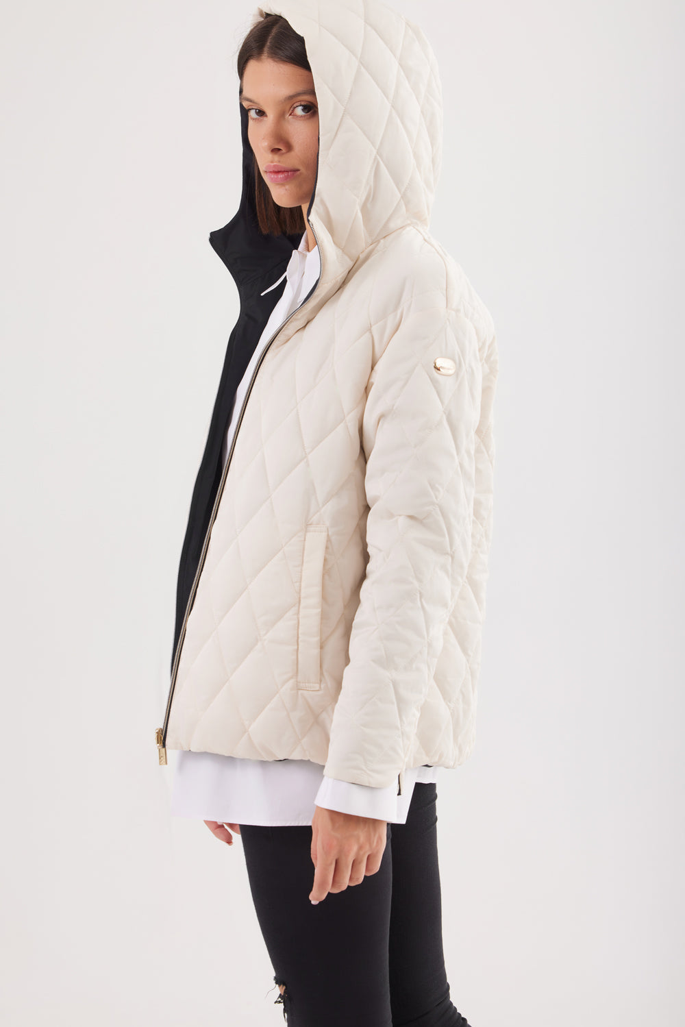 Geacă reversibilă matlasată Madzerini, beige-negru, cu glugă.