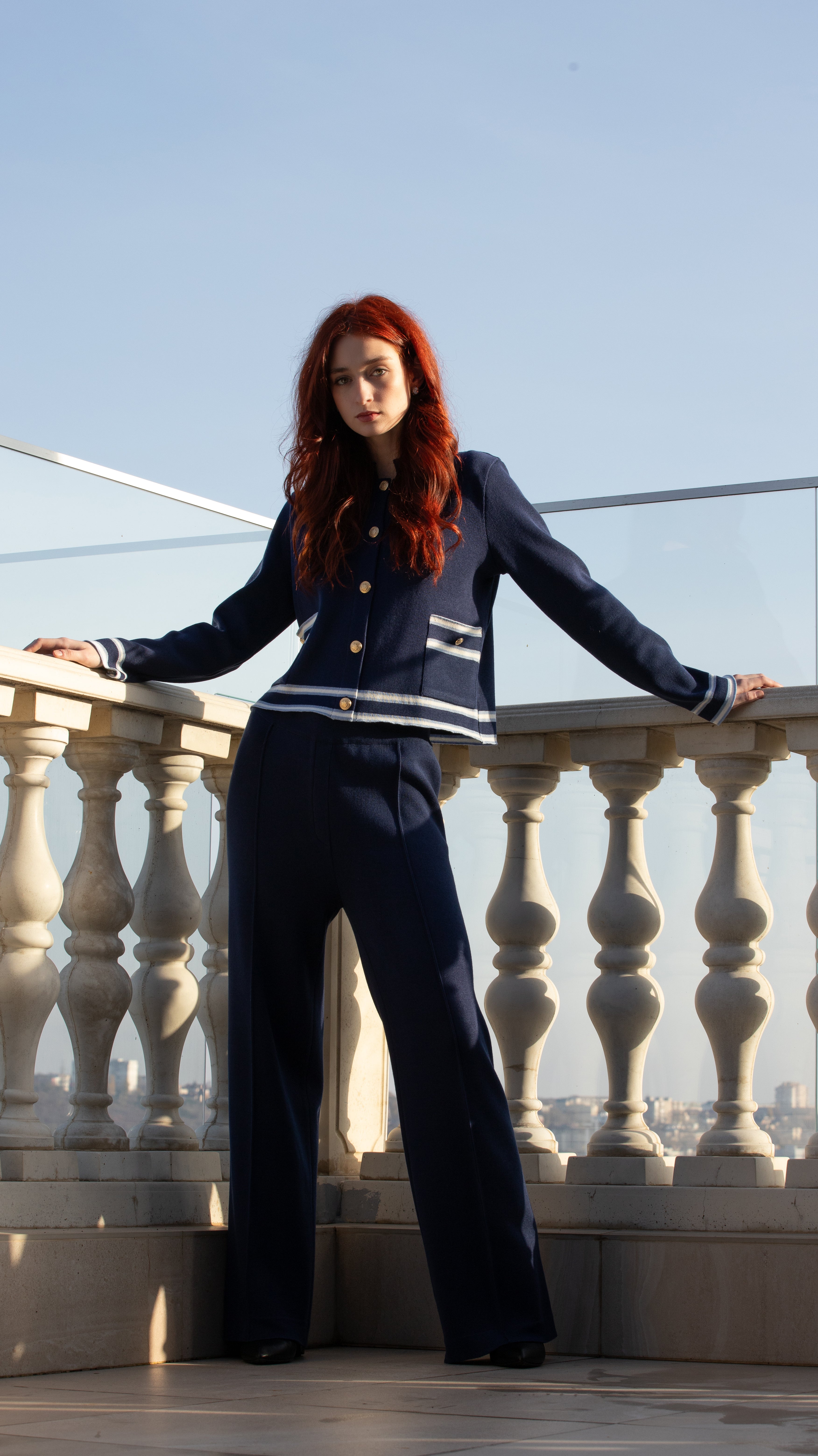 Set damă bleumarin din tricot – cardigan cu detalii albe & pantaloni lejeri – MARRONE