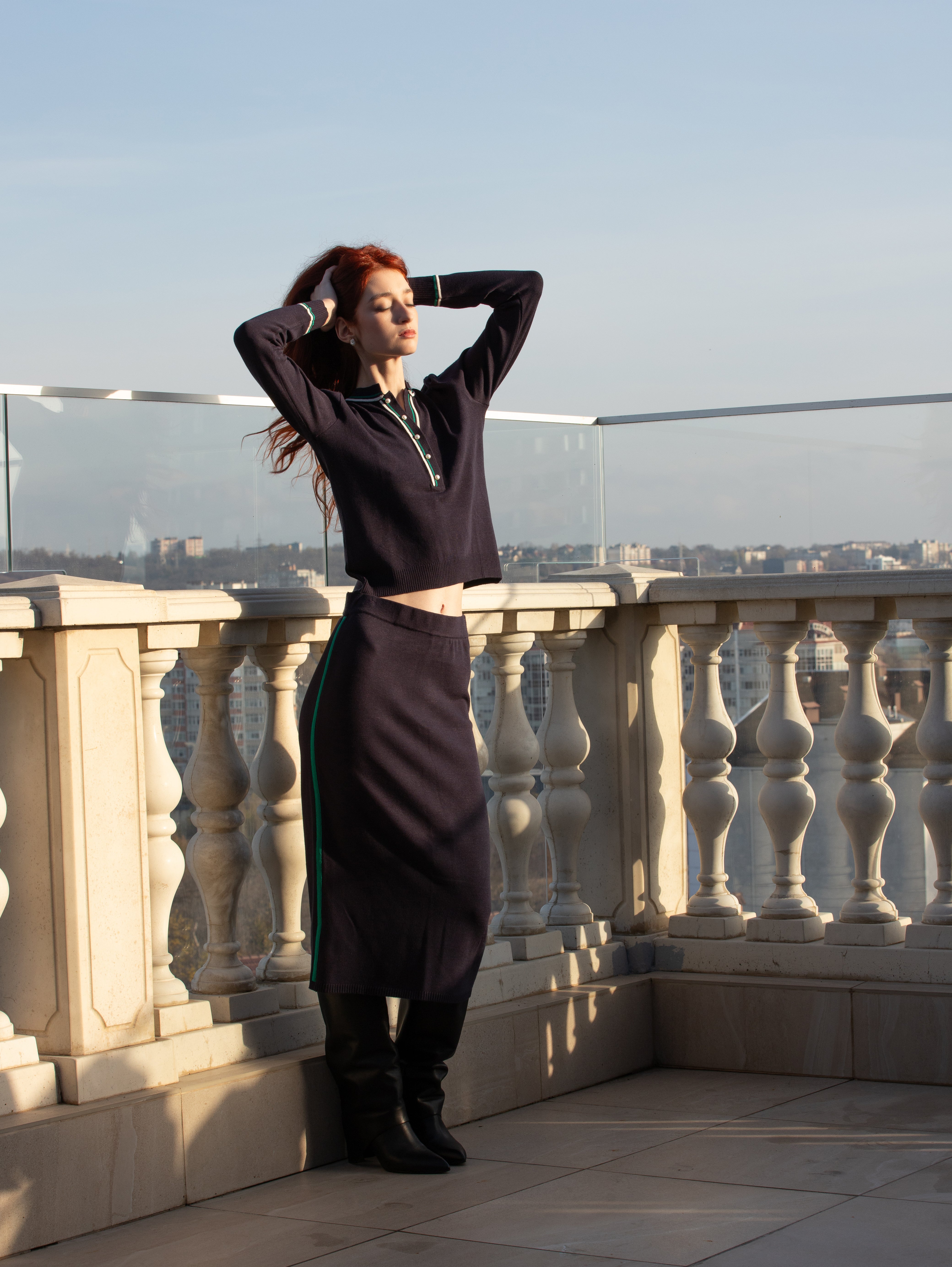 Set damă bleumarin din tricot – bluză cu nasturi și fustă midi cu bandă laterală – MARRONE