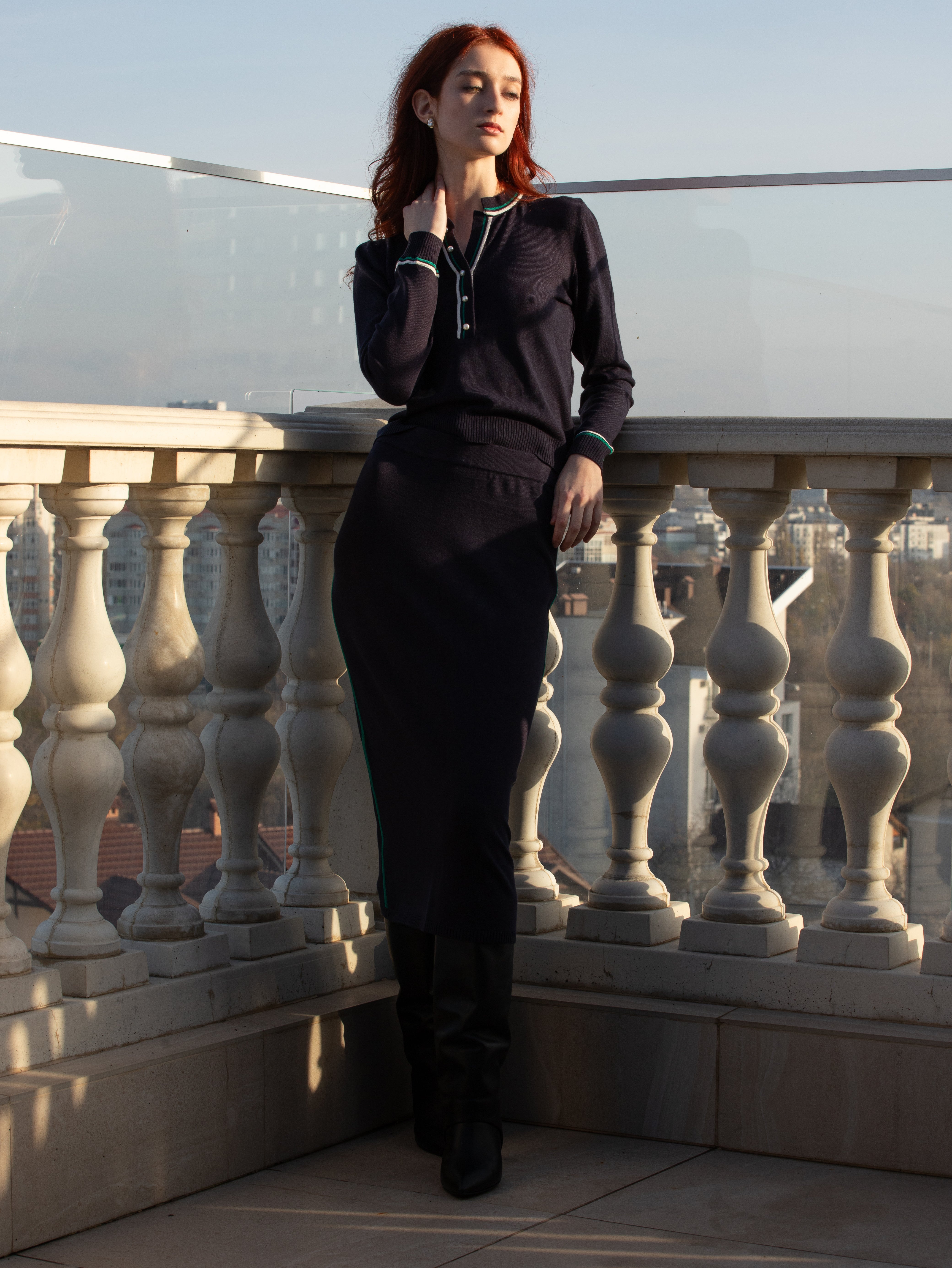 Set damă bleumarin din tricot – bluză cu nasturi și fustă midi cu bandă laterală – MARRONE