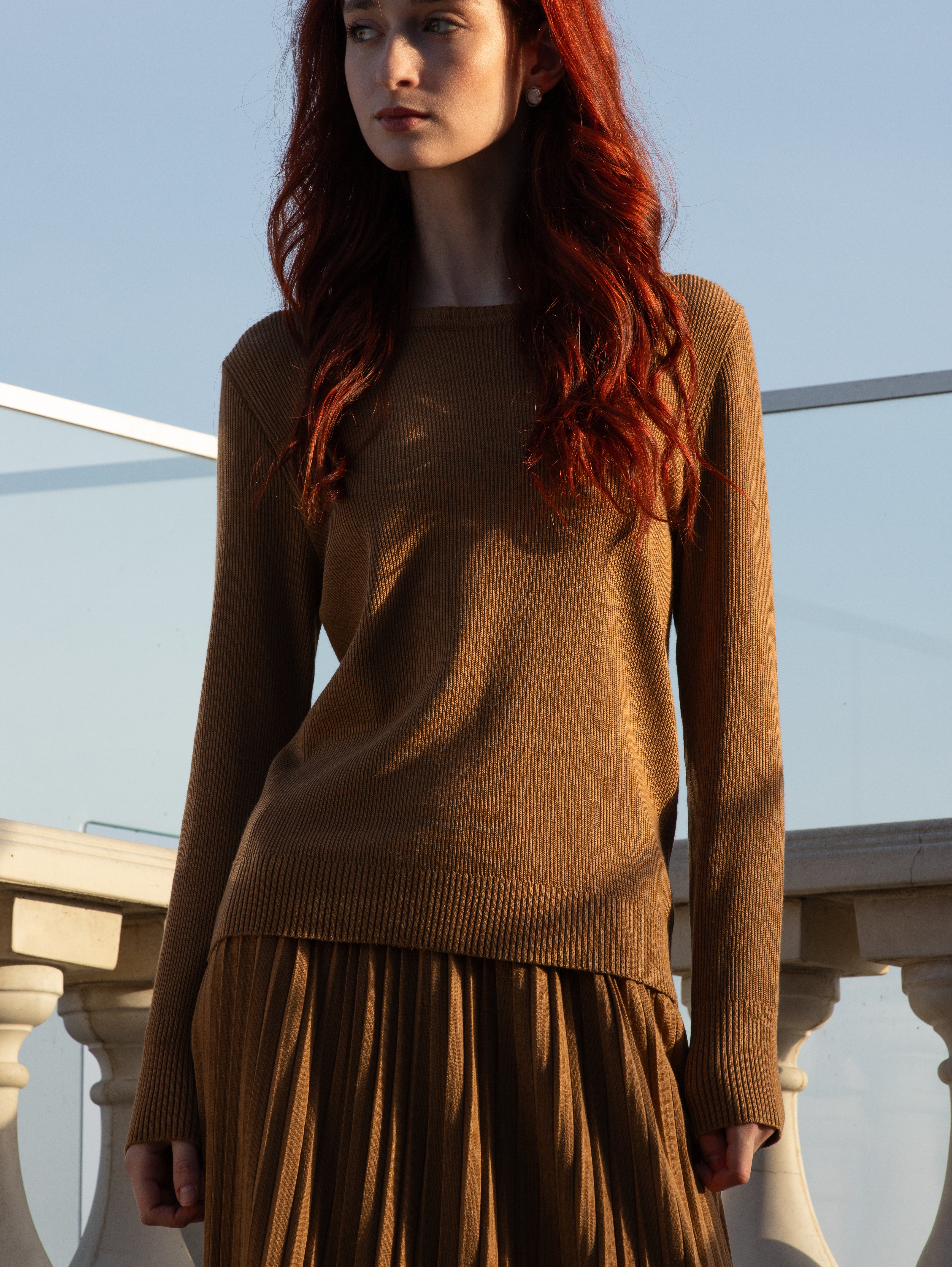 Set damă caramel din tricot – pulover fin și fustă plisată midi – MARRONE