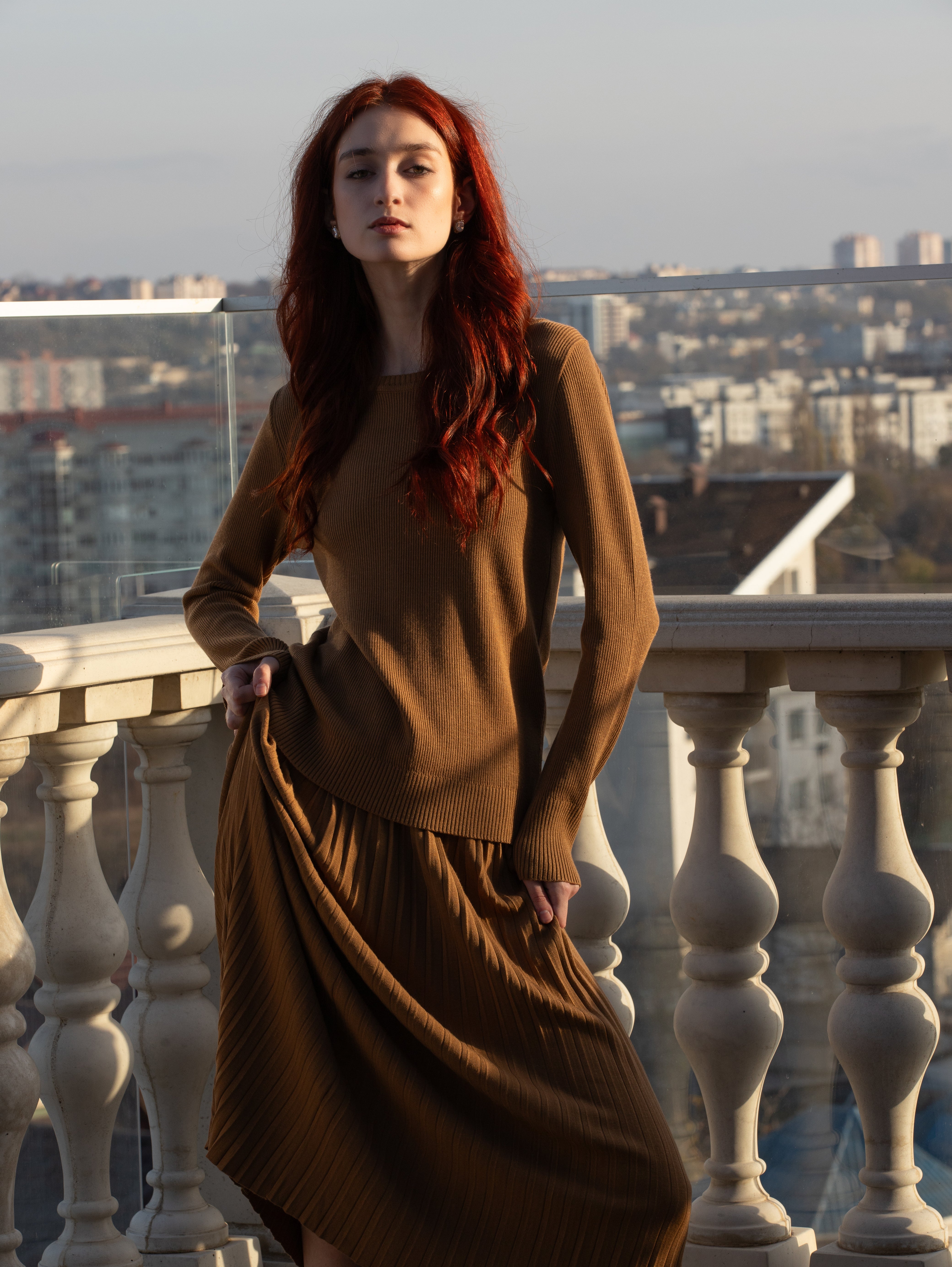 Set damă caramel din tricot – pulover fin și fustă plisată midi – MARRONE