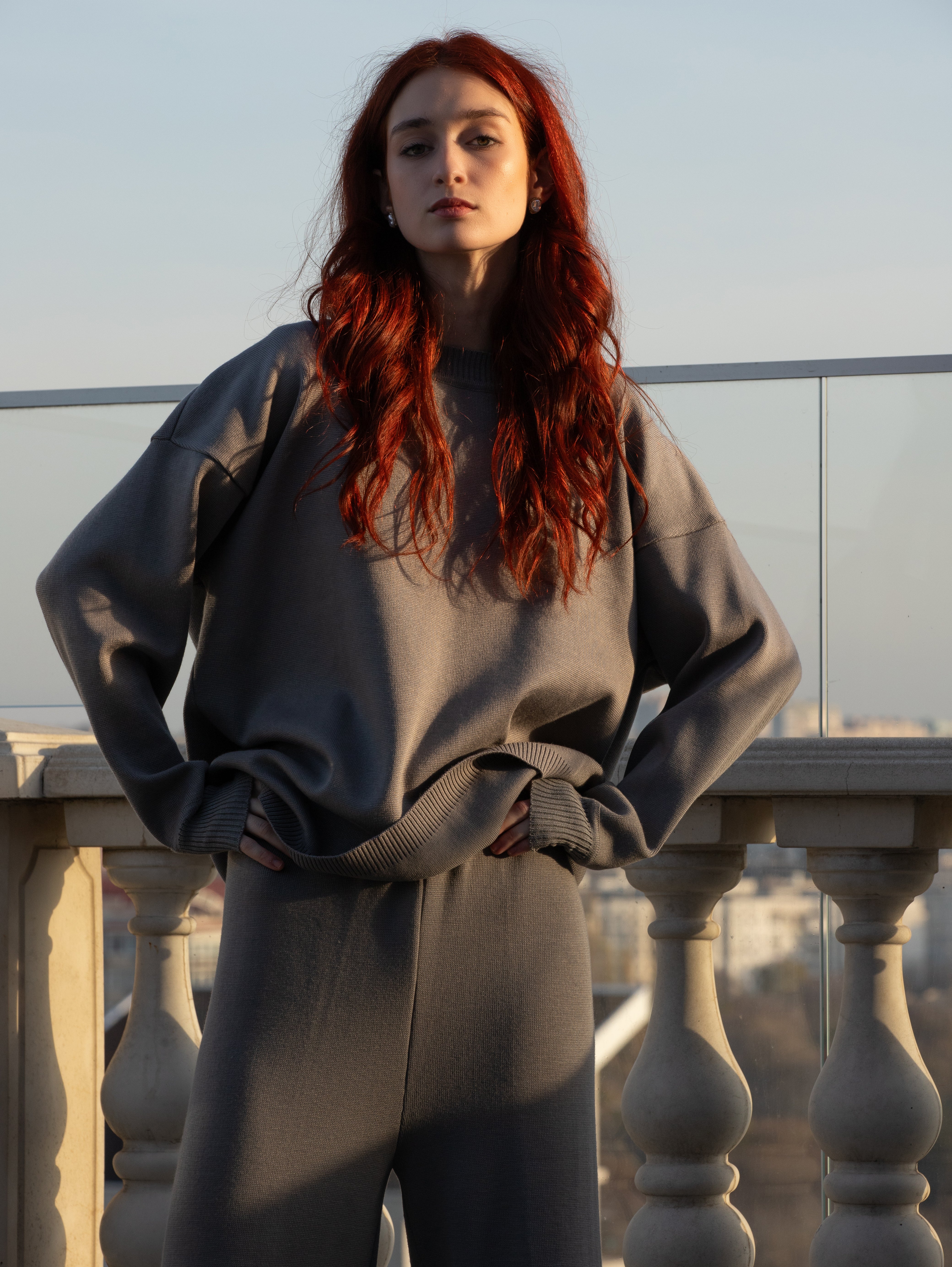 Set tricot damă GRI din lână merinos – pulover oversize + pantaloni largi MARRONE