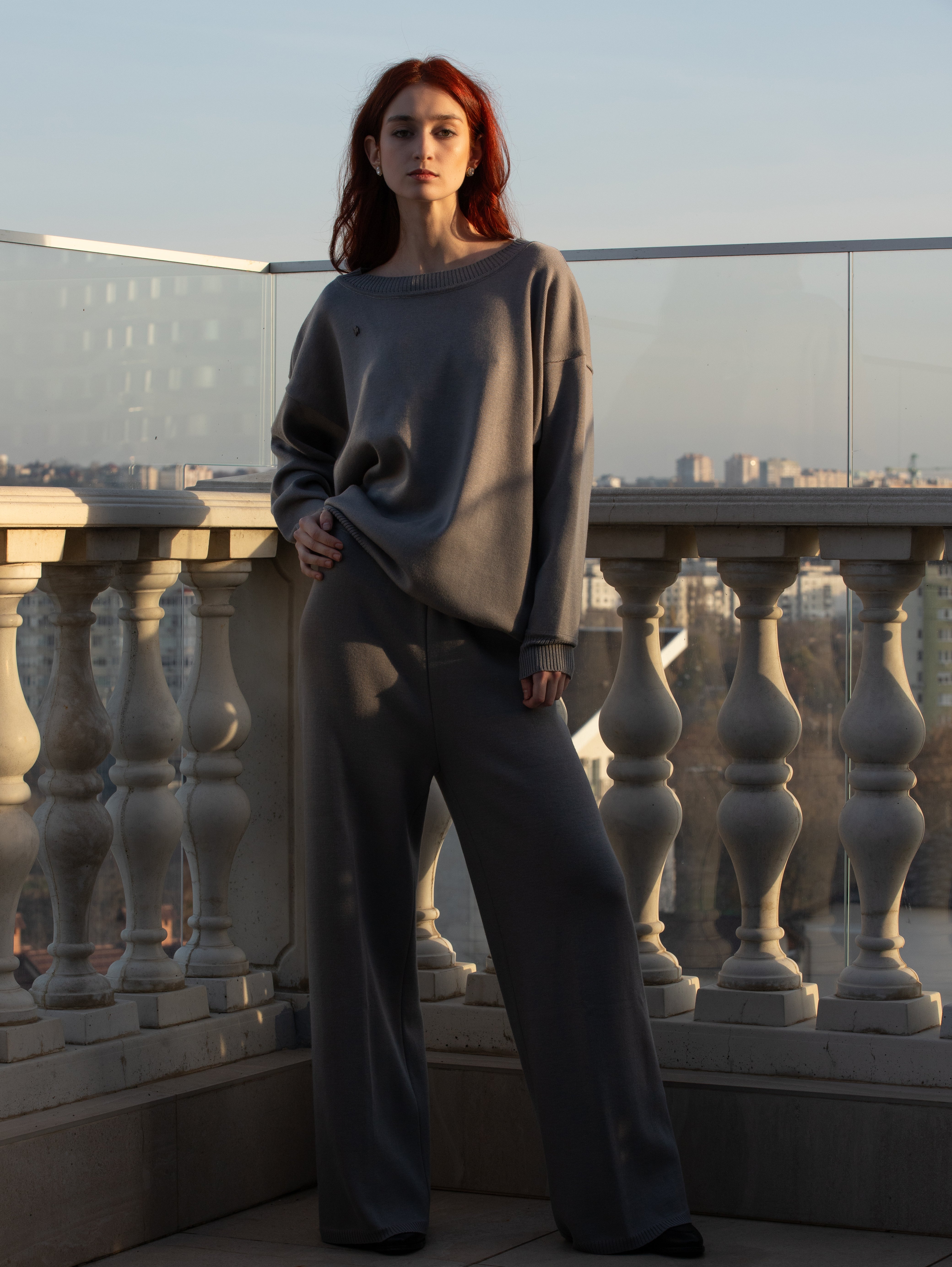 Set tricot damă GRI din lână merinos – pulover oversize + pantaloni largi MARRONE