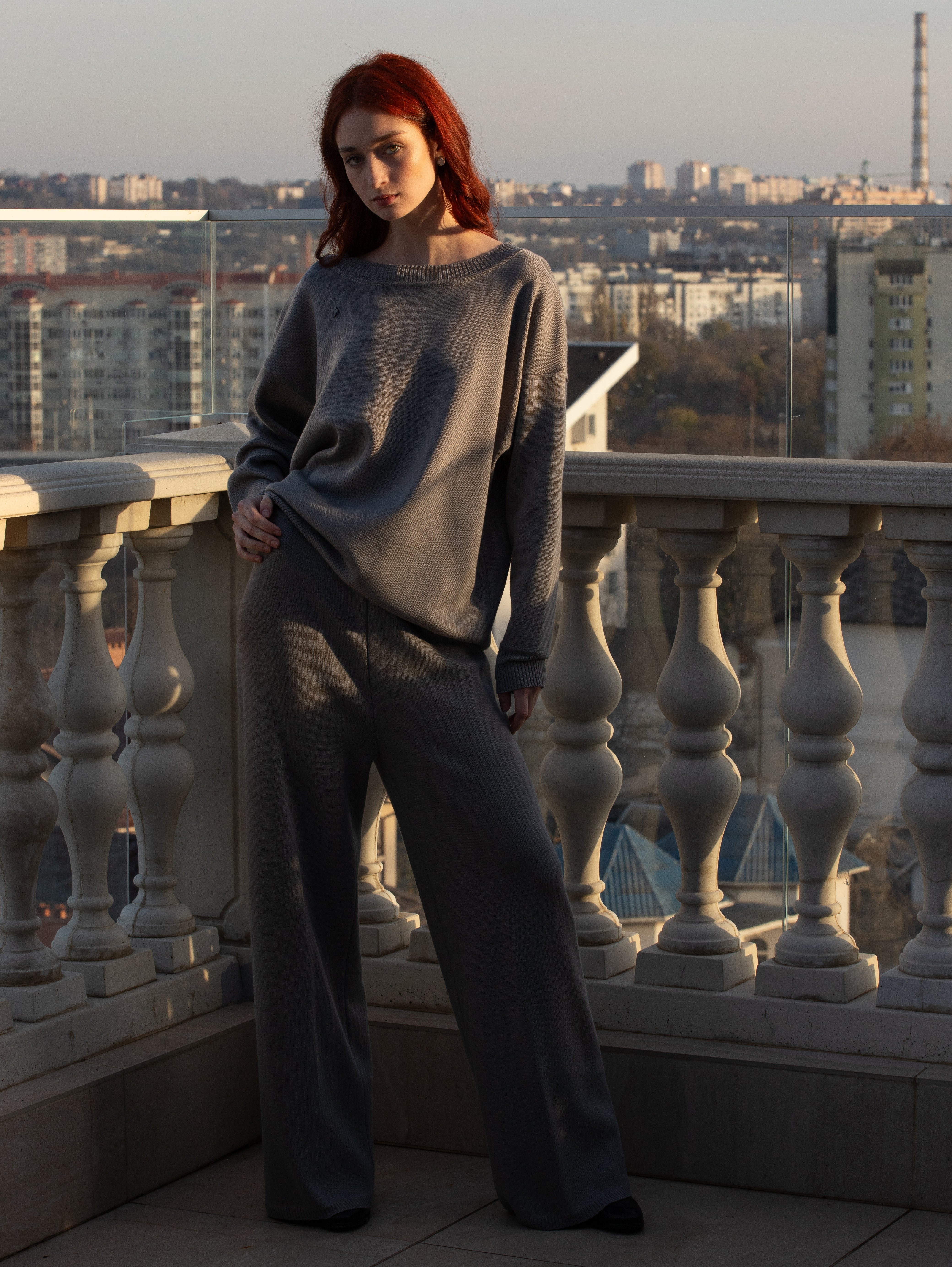 Set tricot damă GRI din lână merinos – pulover oversize + pantaloni largi MARRONE