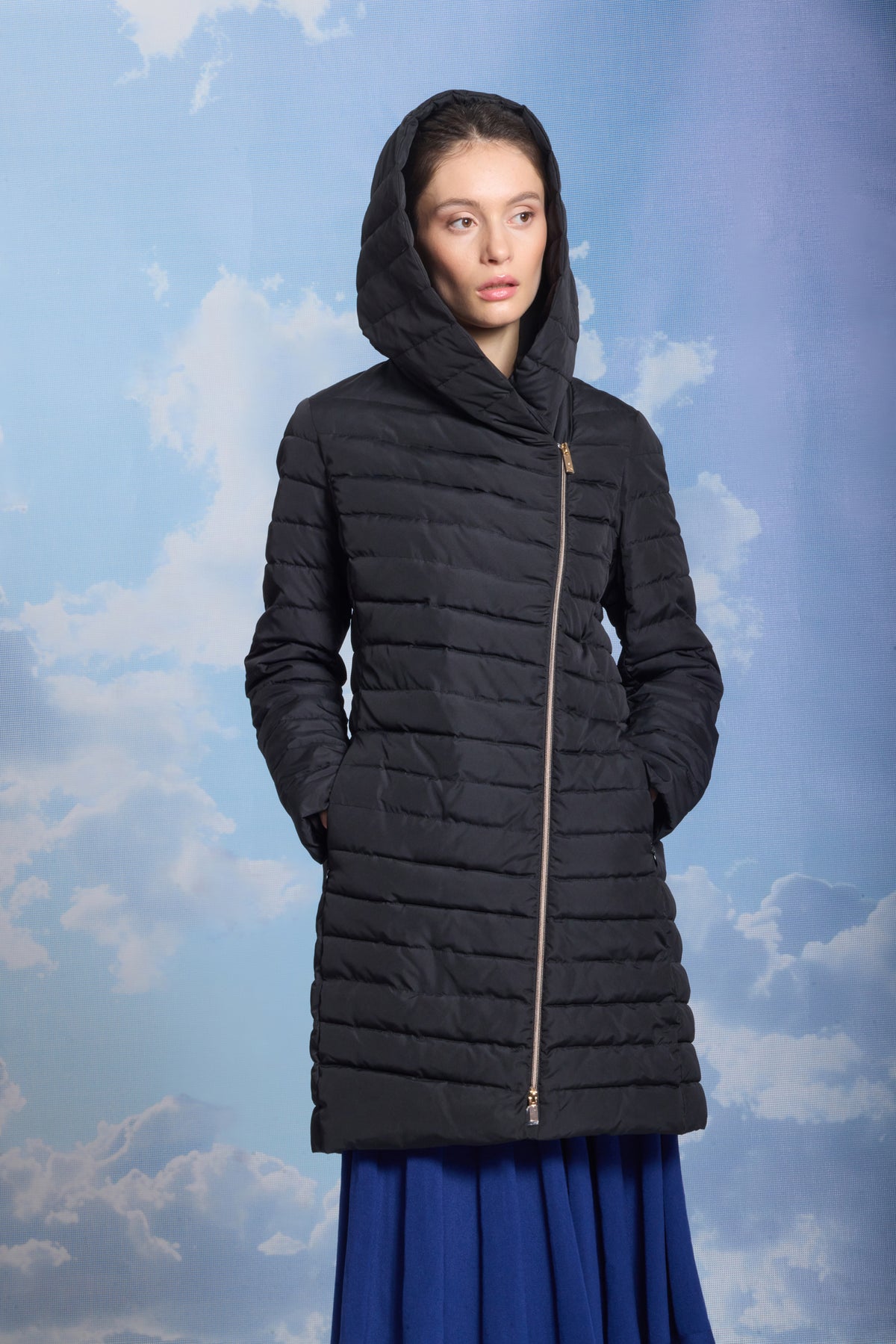 Palton matlasat dark navy Madzerini cu glugă și fermoar oblic auriu.