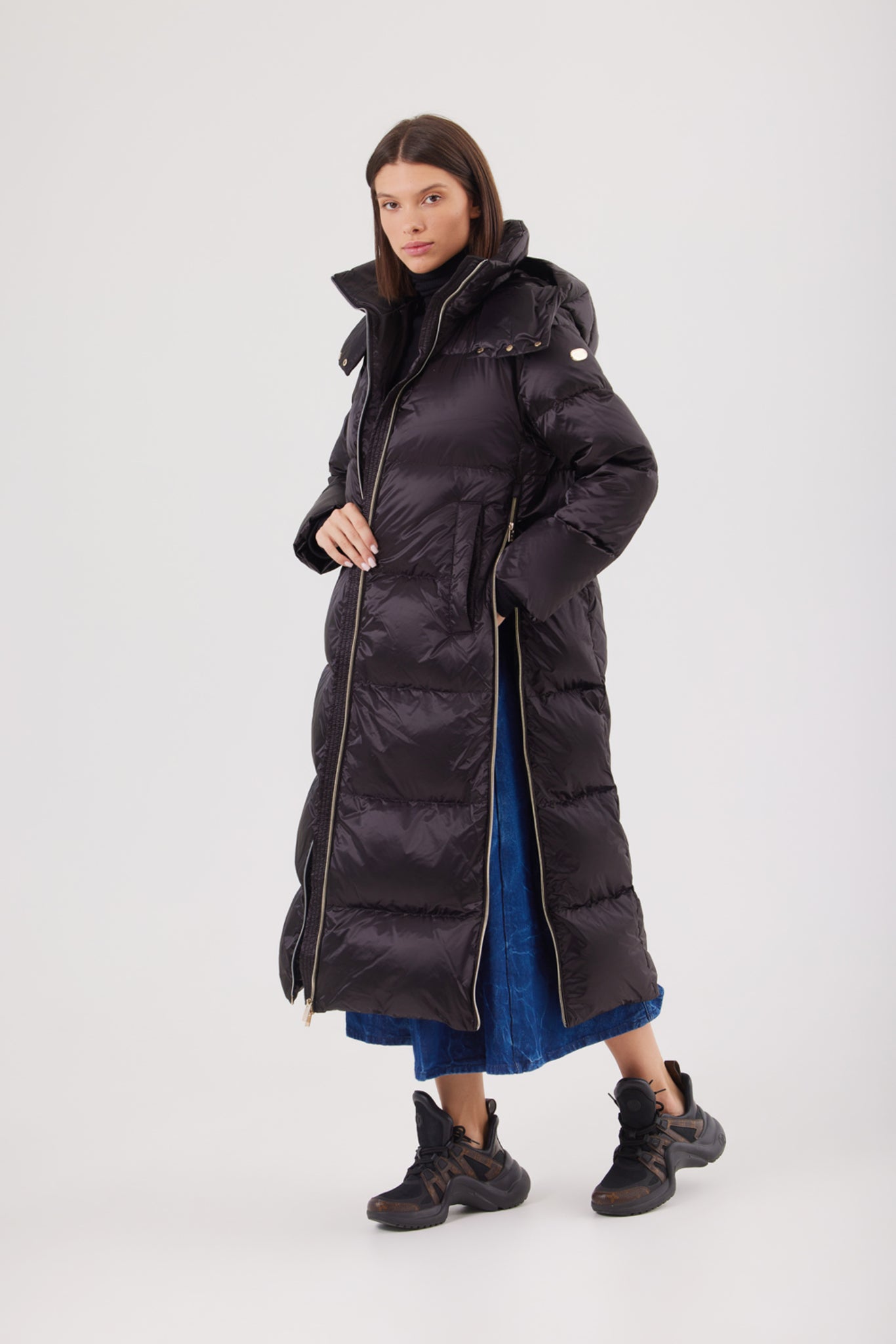 Palton matlasat negru dama Madzerini, detalii fermoar și glugă.
