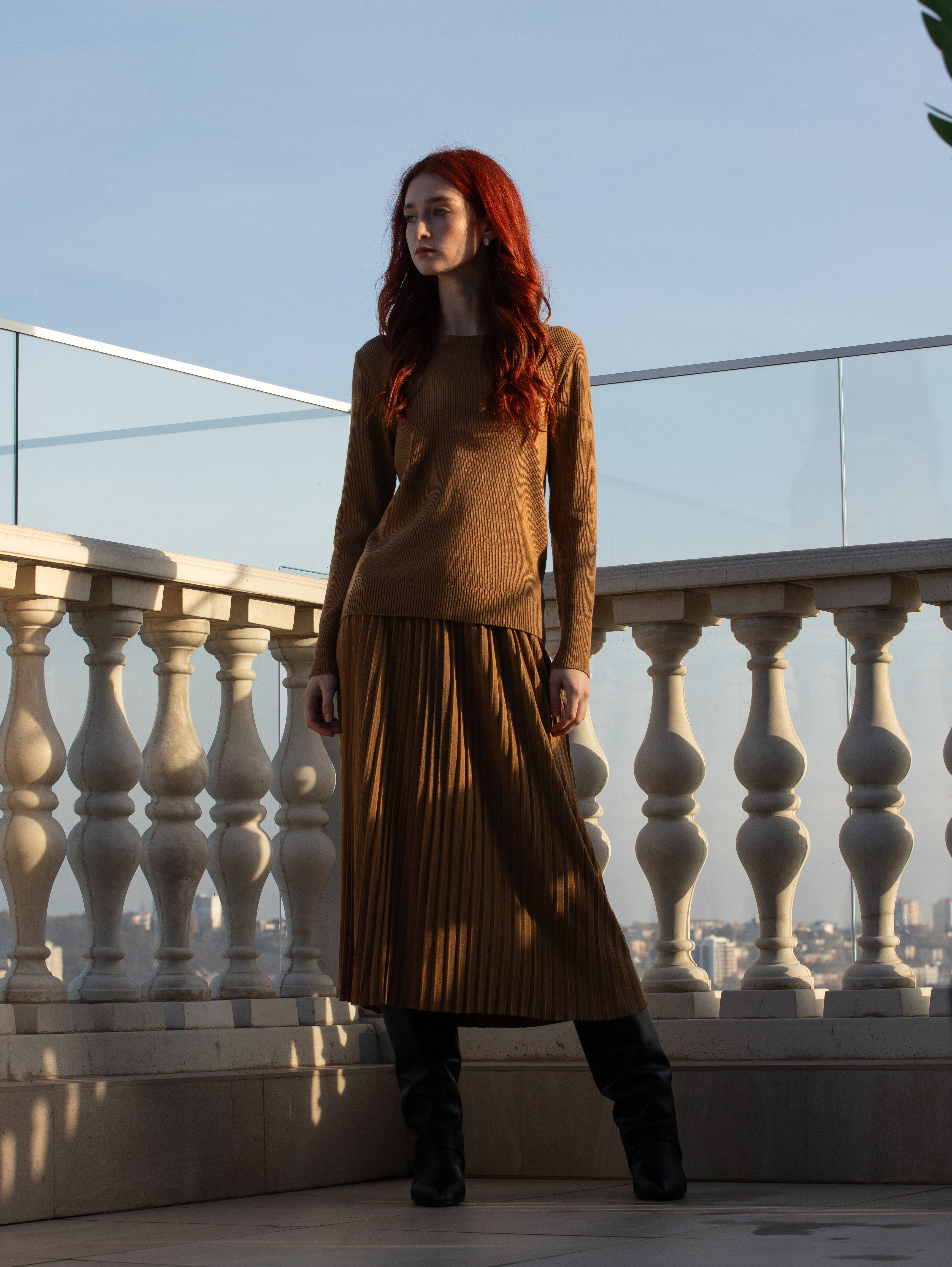 Set damă caramel Madzerini tricot, pulover și fustă plisată midi, bumbac și mătase.