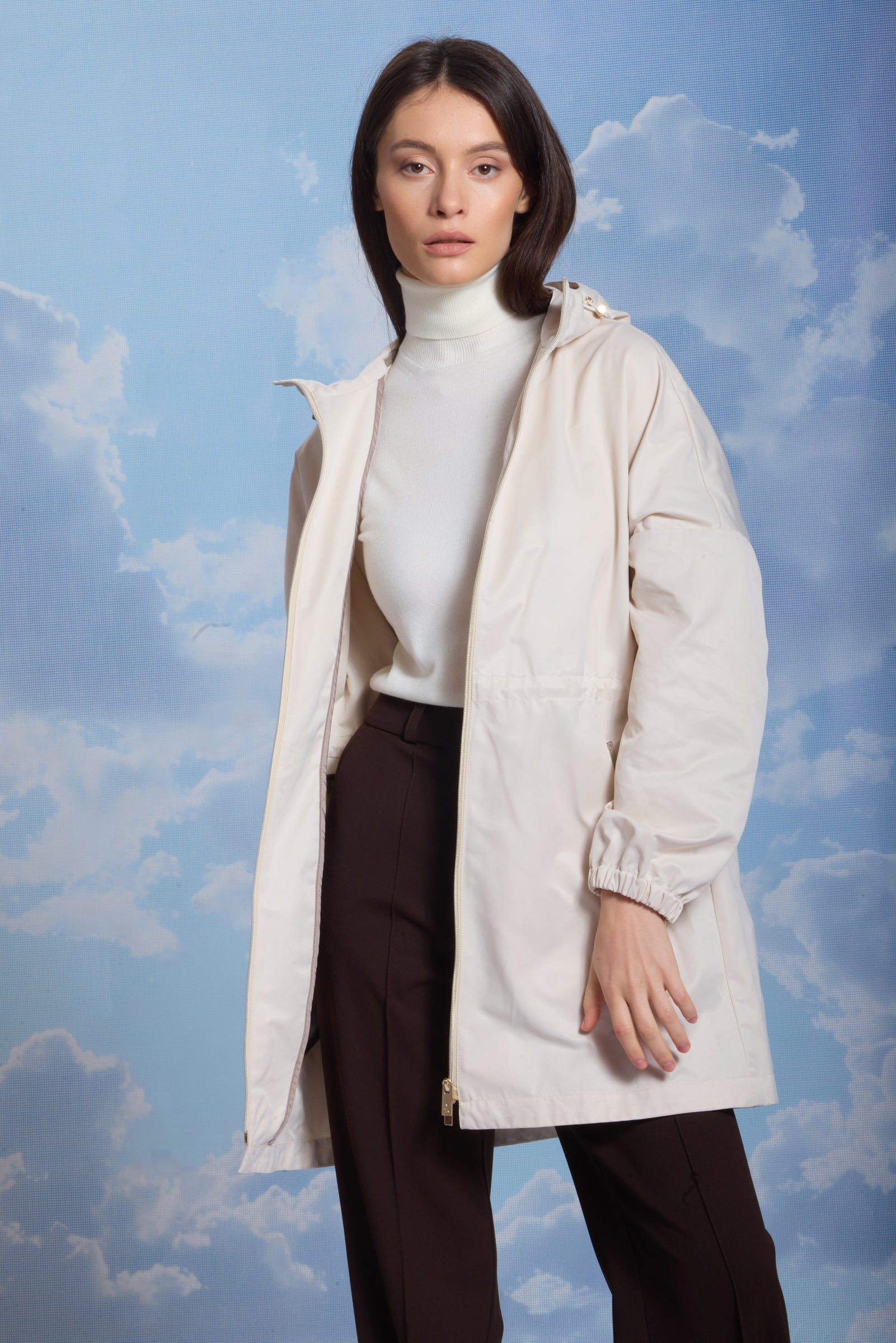 Trenci de damă Madzerini beige, bumbac, detaliu textură elegantă.