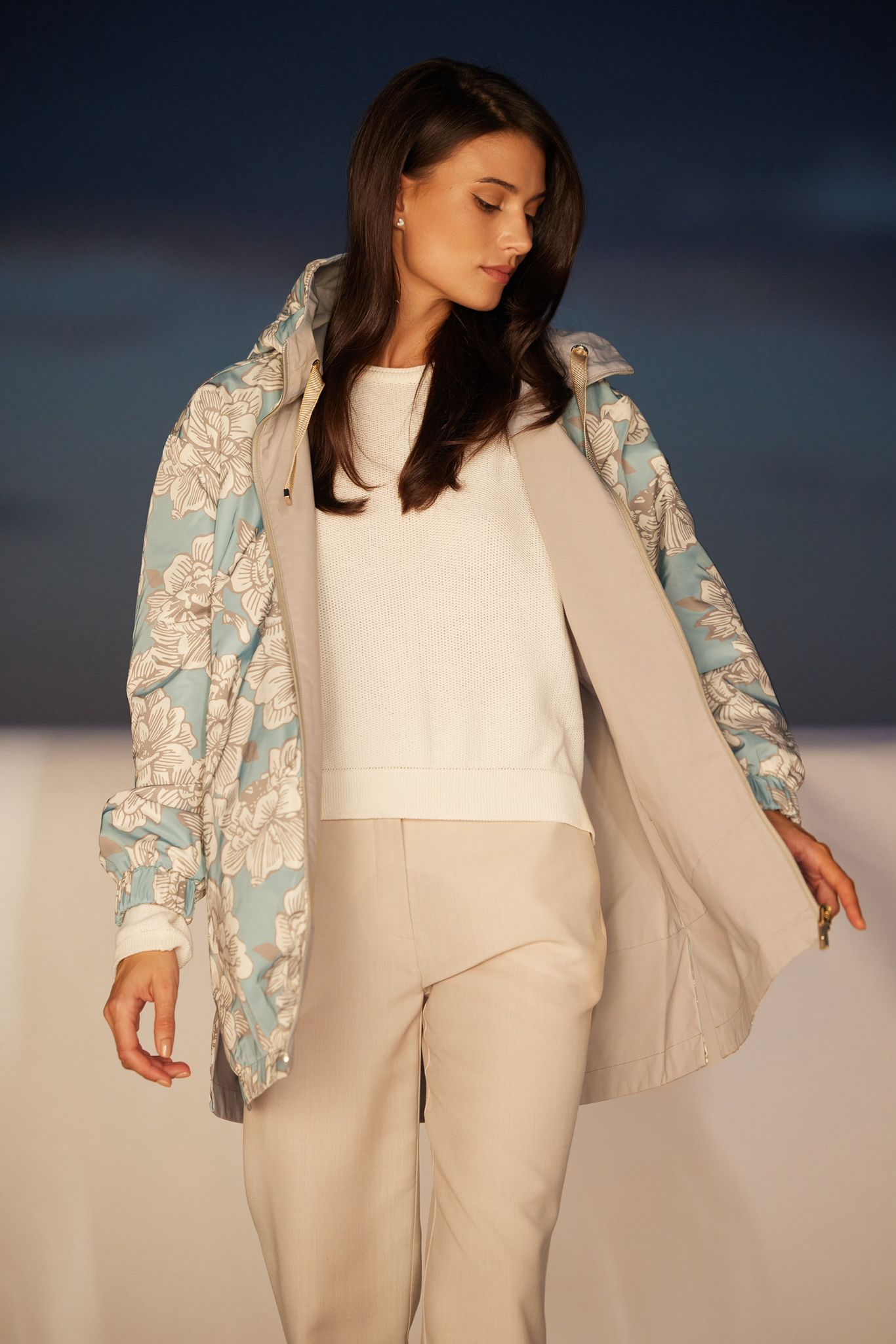 Trenci reversibil pentru femei Madzerini LOLA, față stucco și imprimeu floral bleu.