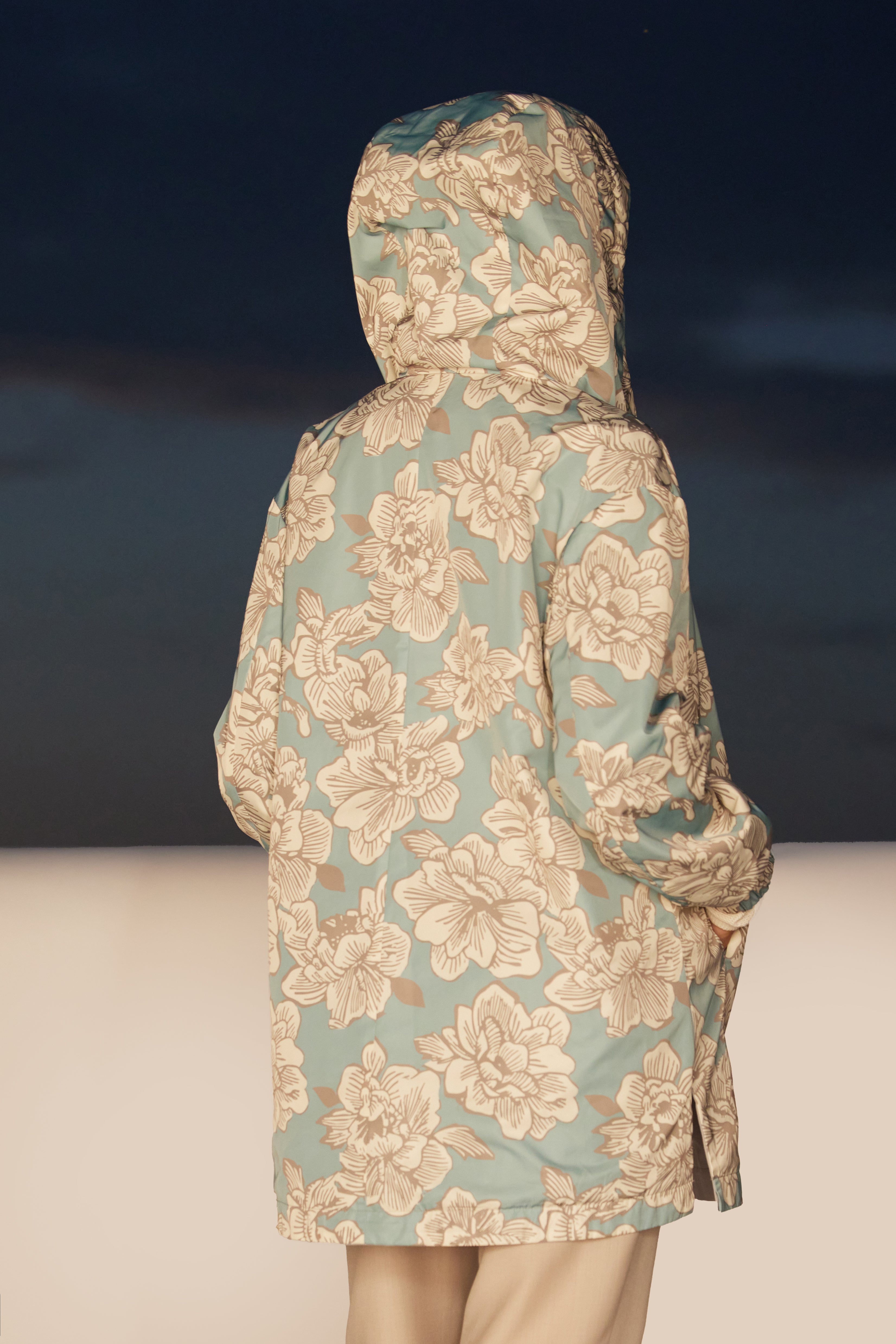 Trenci floral reversibil Madzerini, albastru cu imprimeu crem, detaliu spate.