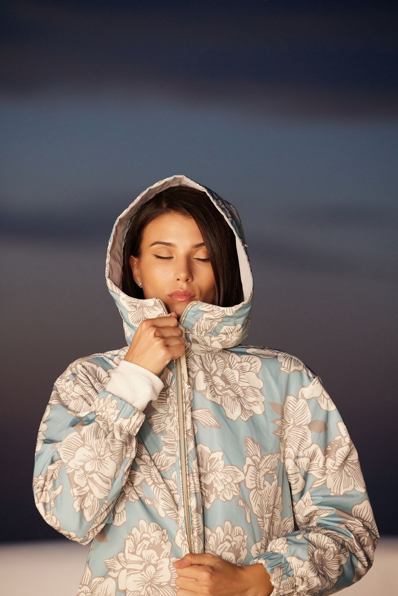Trenci reversibil Madzerini damă cu imprimeu floral albastru și crem.