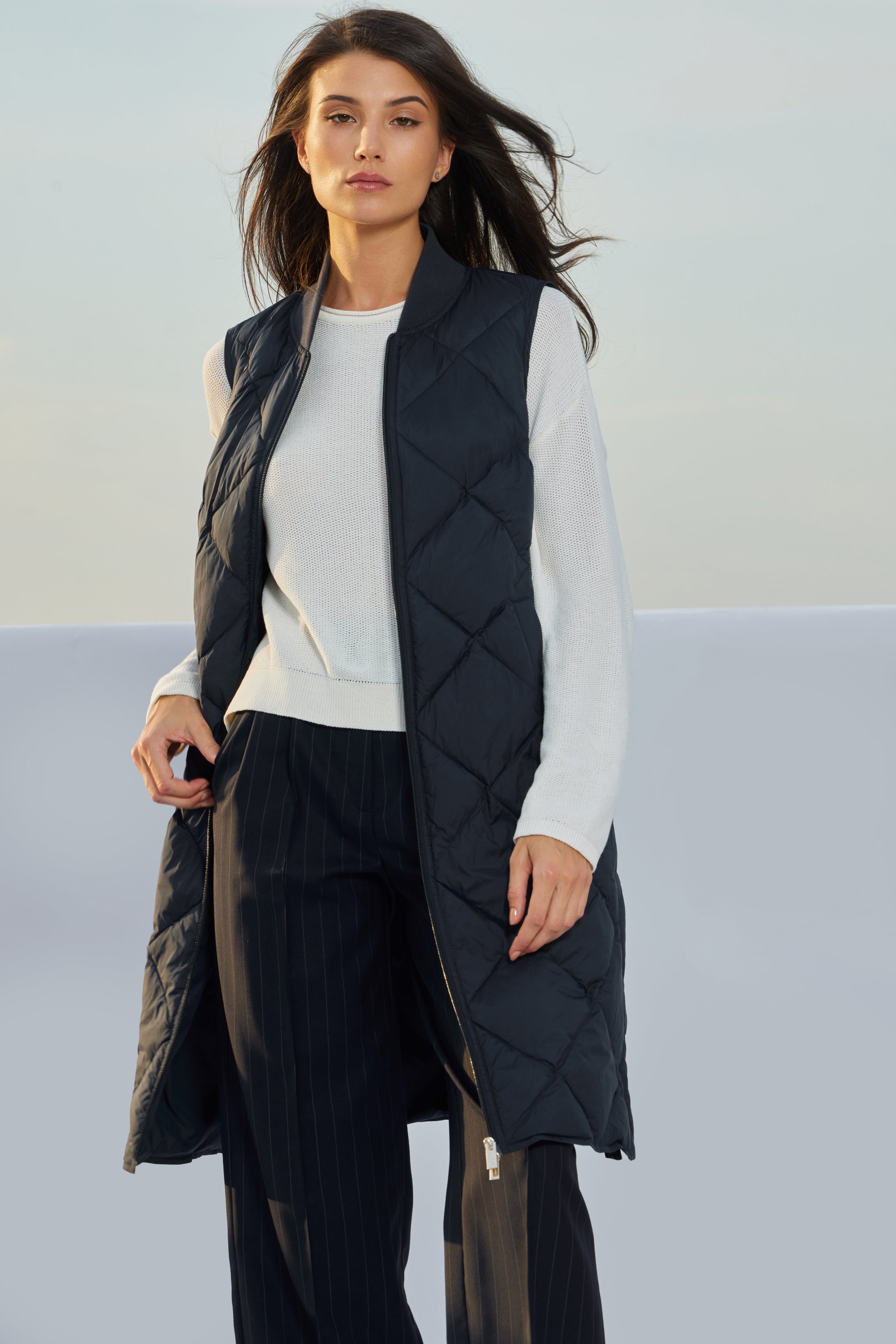 Vestă de damă Madzerini, dark navy, matlasată, vedere laterală.