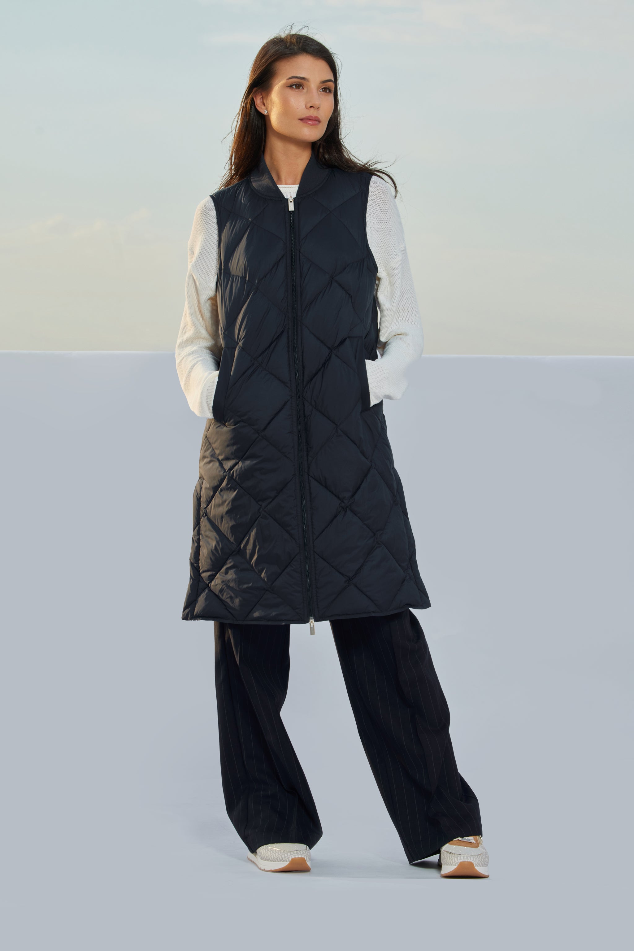 Vestă damă Madzerini dark navy cu croială matlasată și fermoar frontal.