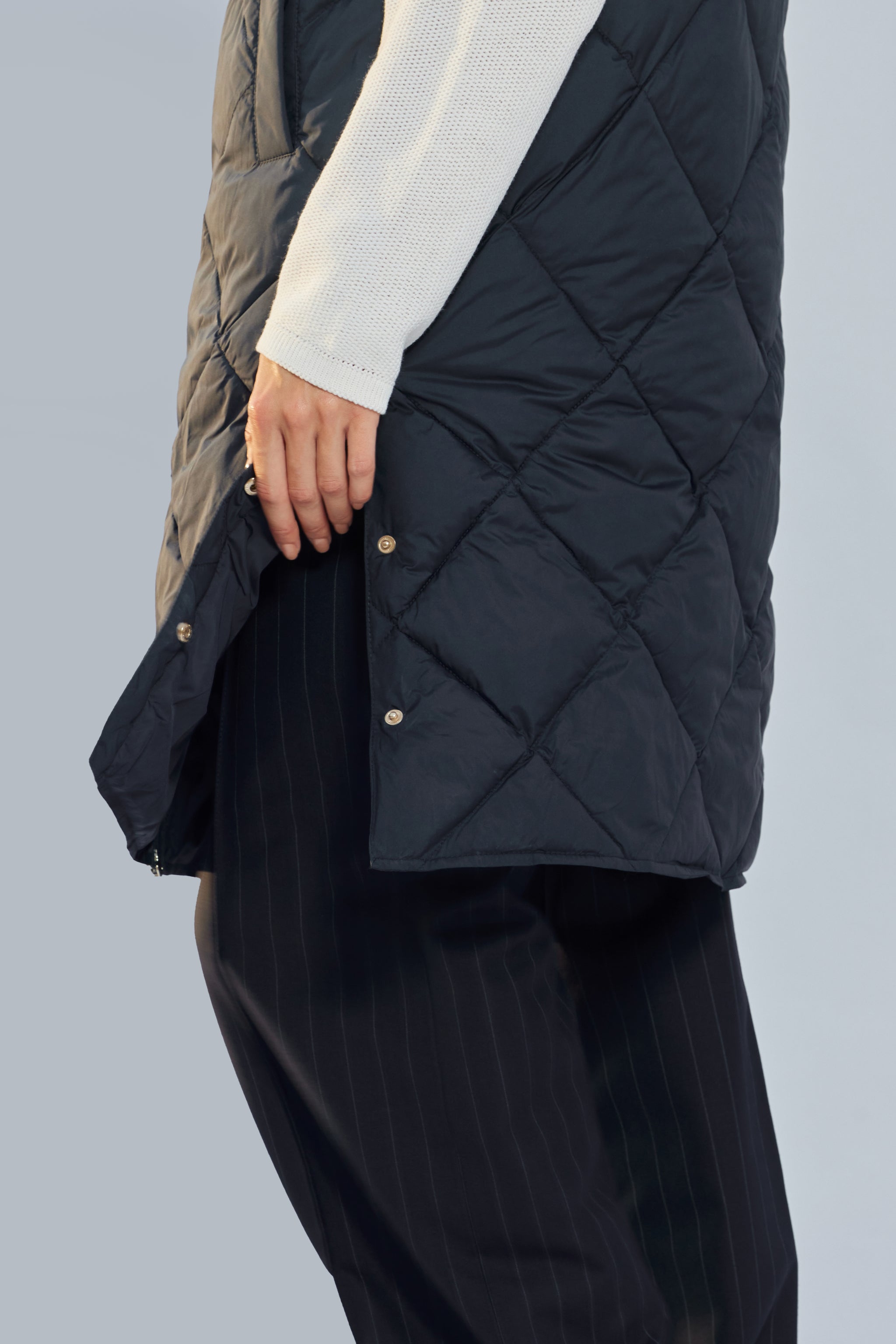 Vestă de damă Madzerini dark navy matlasată, cu detalii de închidere cu capse, textură netedă.